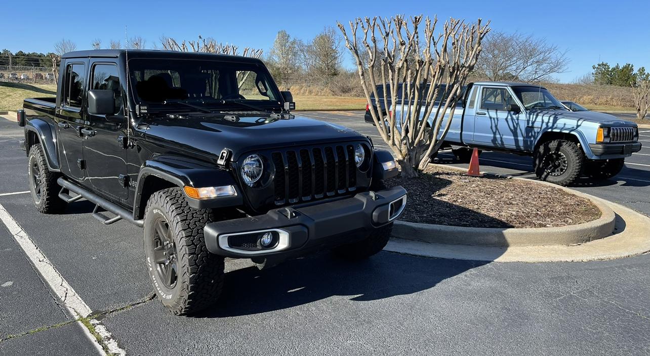 Jeep Gladiator Jeeps Parking Next To Jeeps 776F1EC6-C031-4D10-A4C2-E348D5C2DEF1