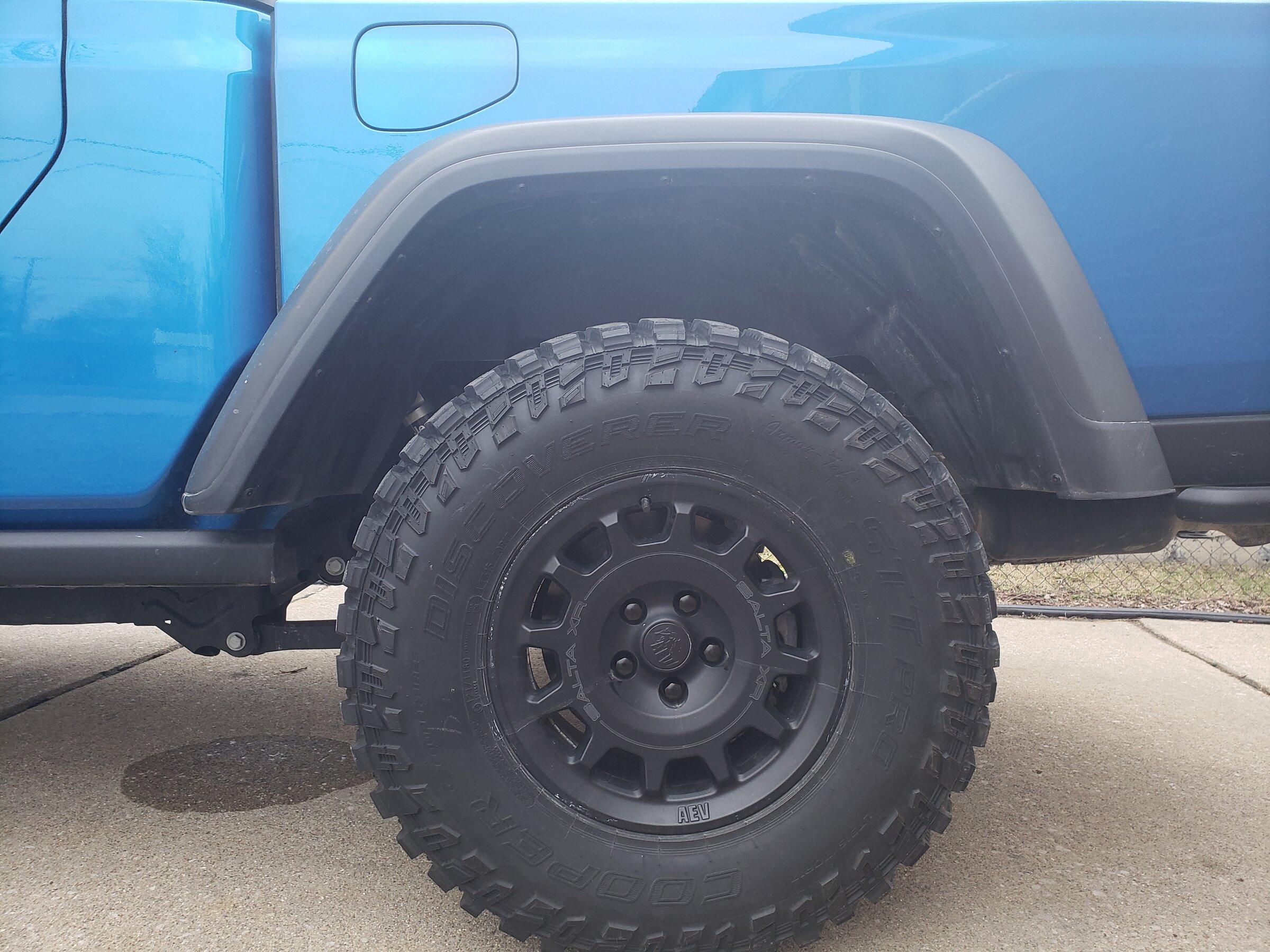 Jeep Gladiator Black Lug Nut Caps 20220302_174028