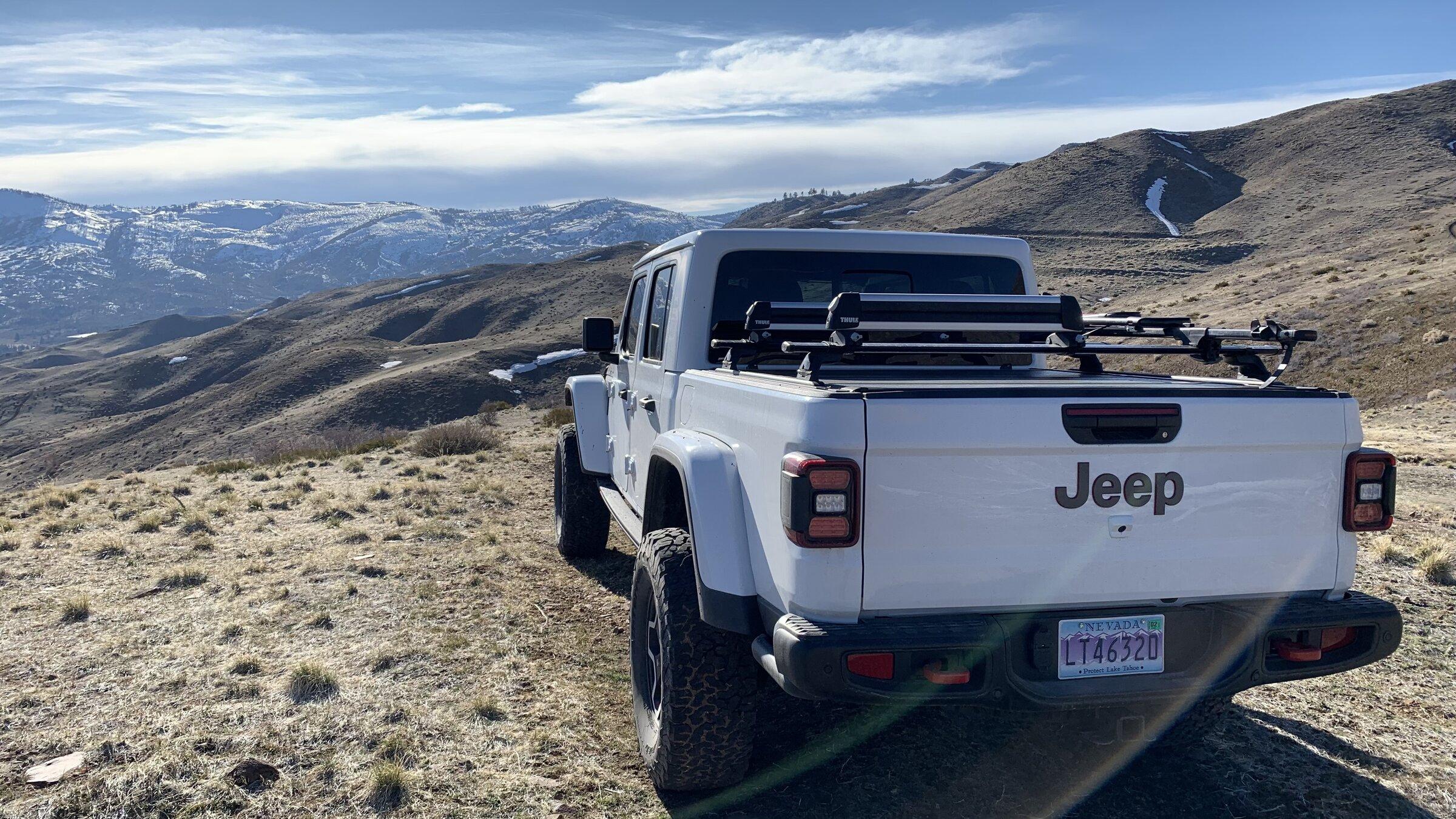 Jeep Gladiator BRIGHT WHITE Gladiator JT Club 15A1E0A6-C5F9-4A6E-8B7E-49559B2F46F9