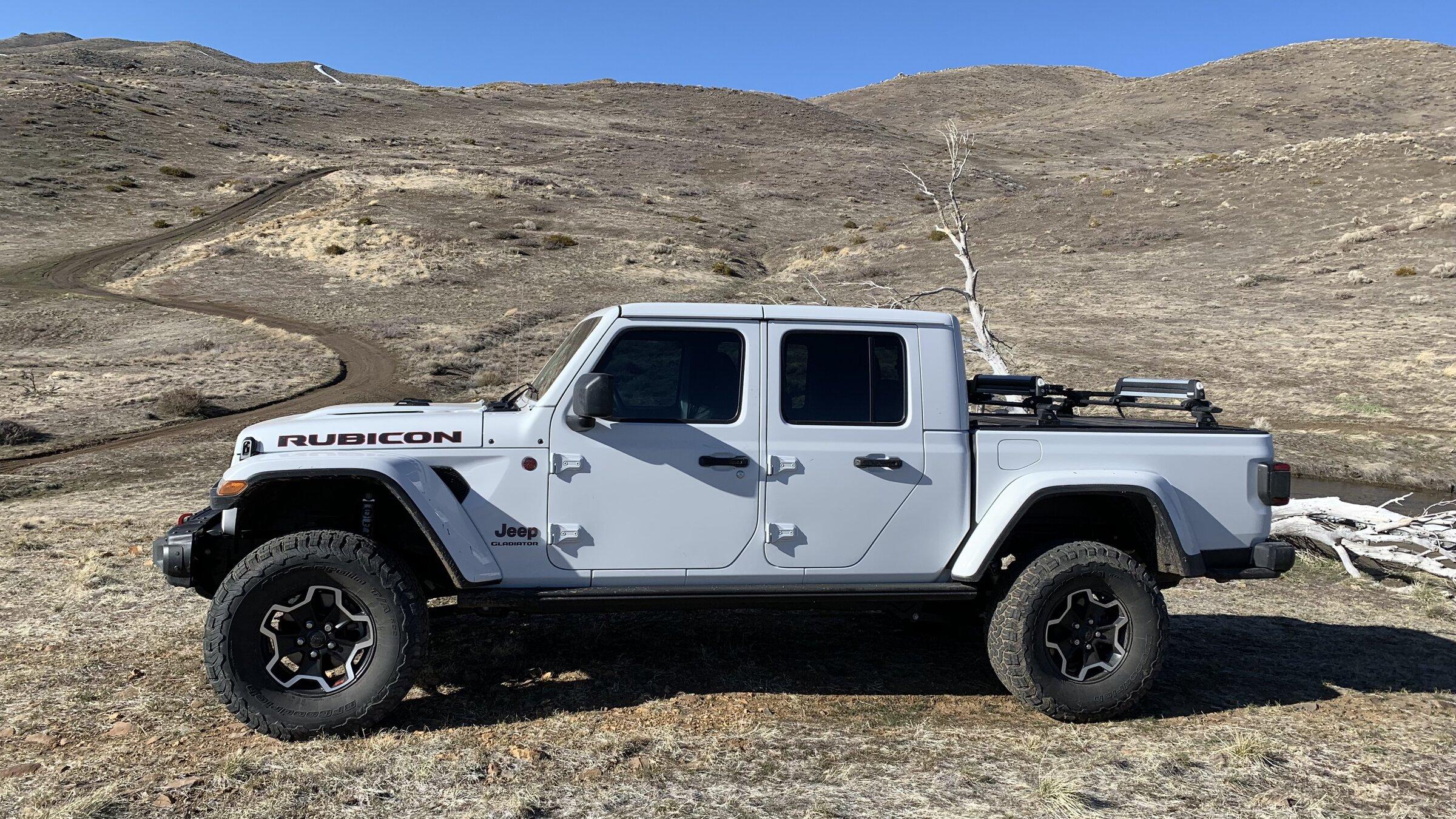 Jeep Gladiator BRIGHT WHITE Gladiator JT Club B3072F1C-989F-4DD2-B990-792C1631804C