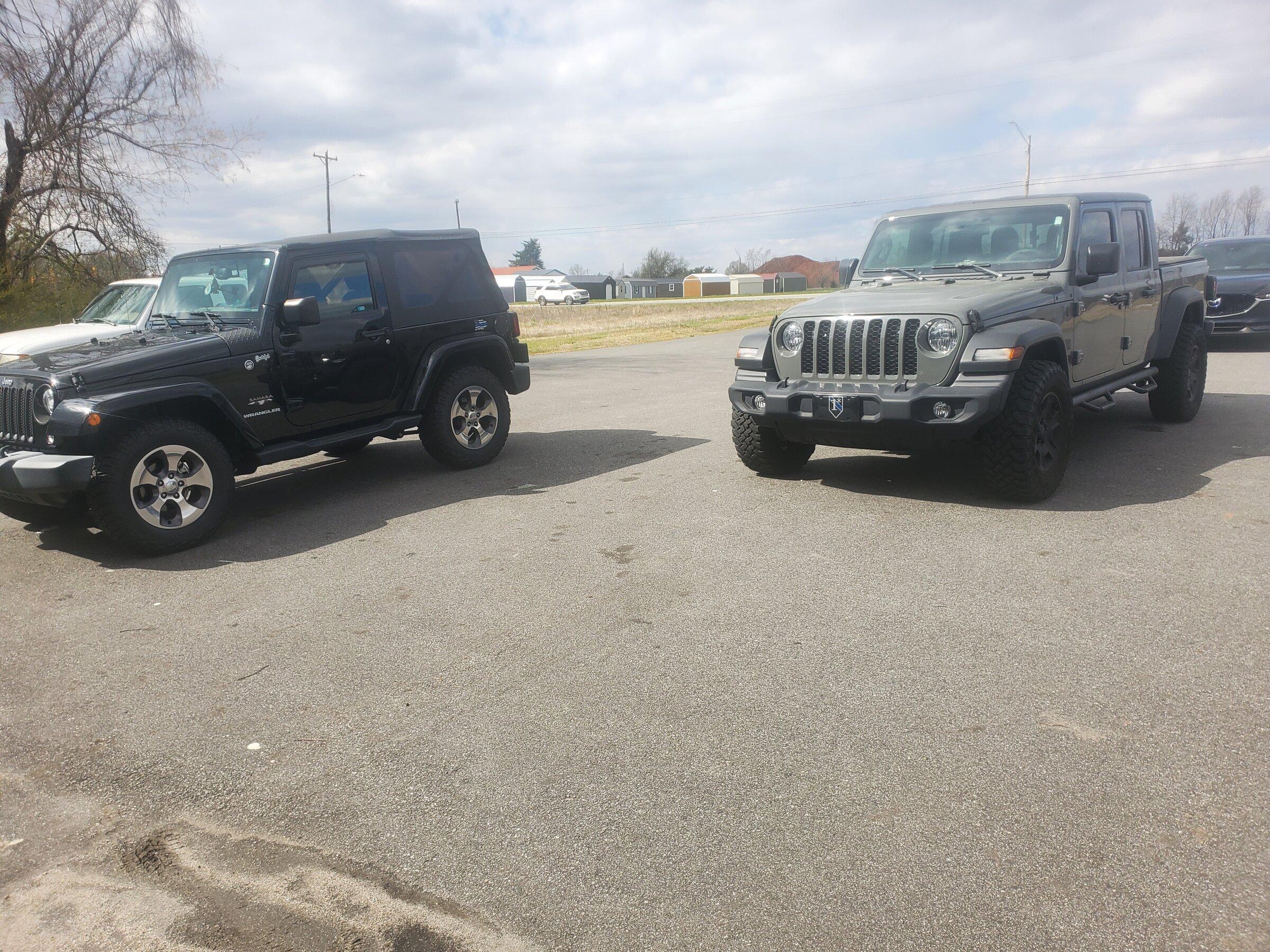 Jeep Gladiator Jeeps Parking Next To Jeeps 20220312_142050