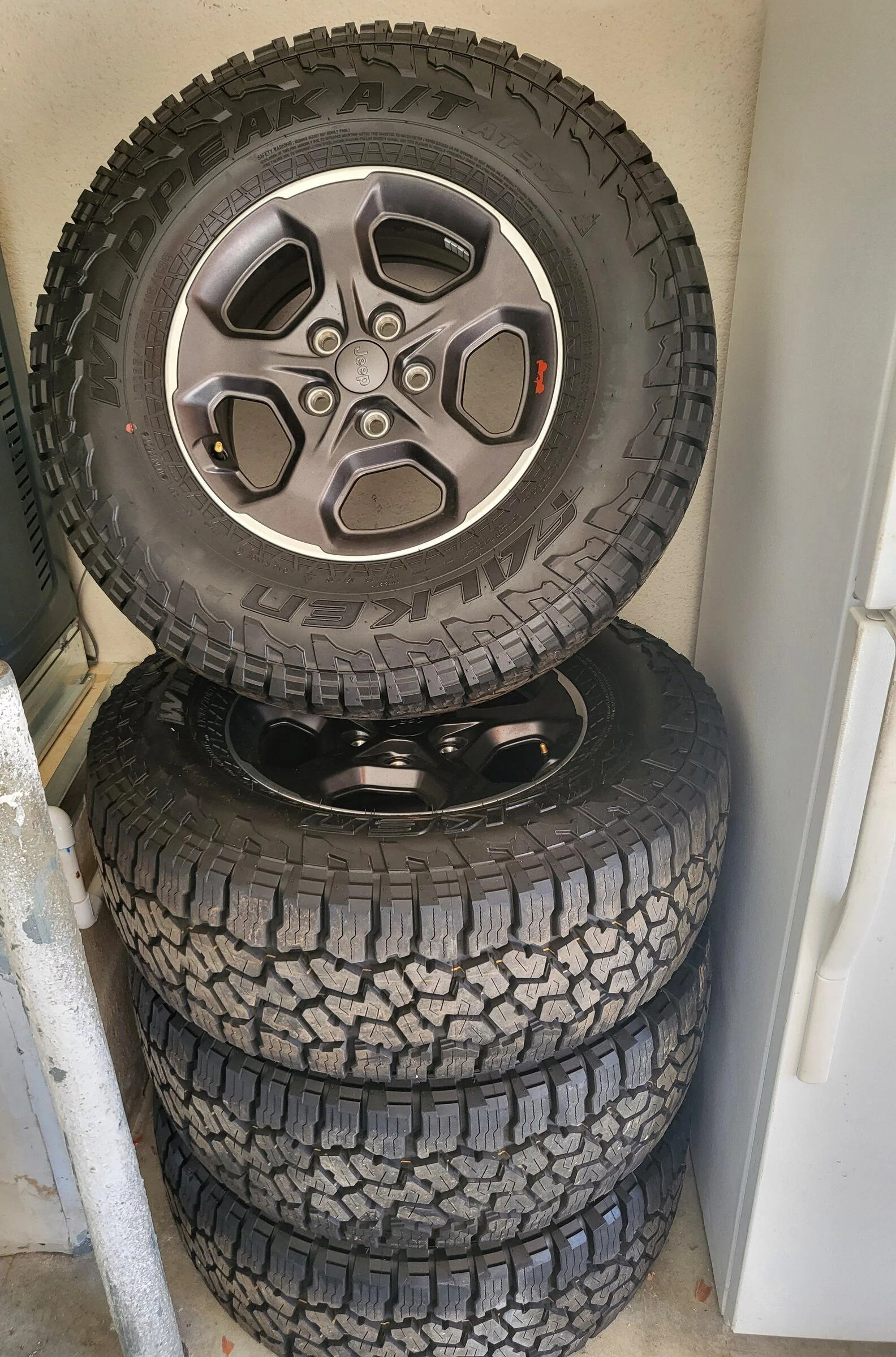 Jeep Gladiator 2022 JT Rubicon wheels and tires, rubicon rails, front and rear bumpers 20220312_160907