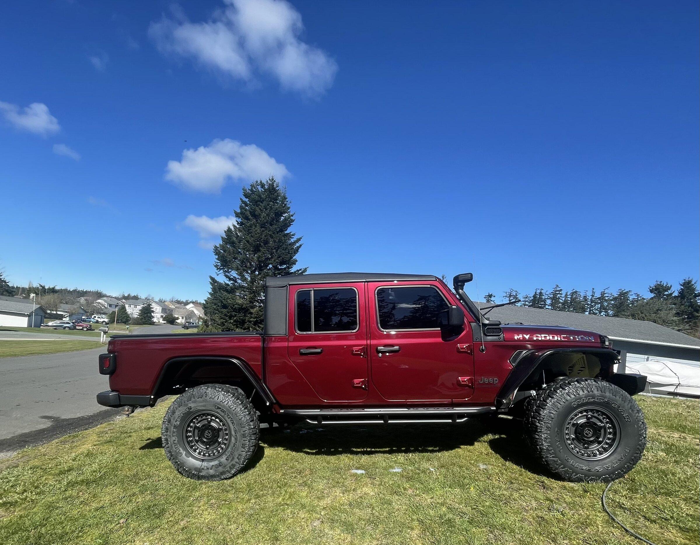 Jeep Gladiator Snazzberry Gladiator JT club 154A3409-5451-488E-A730-438779FD7C2F