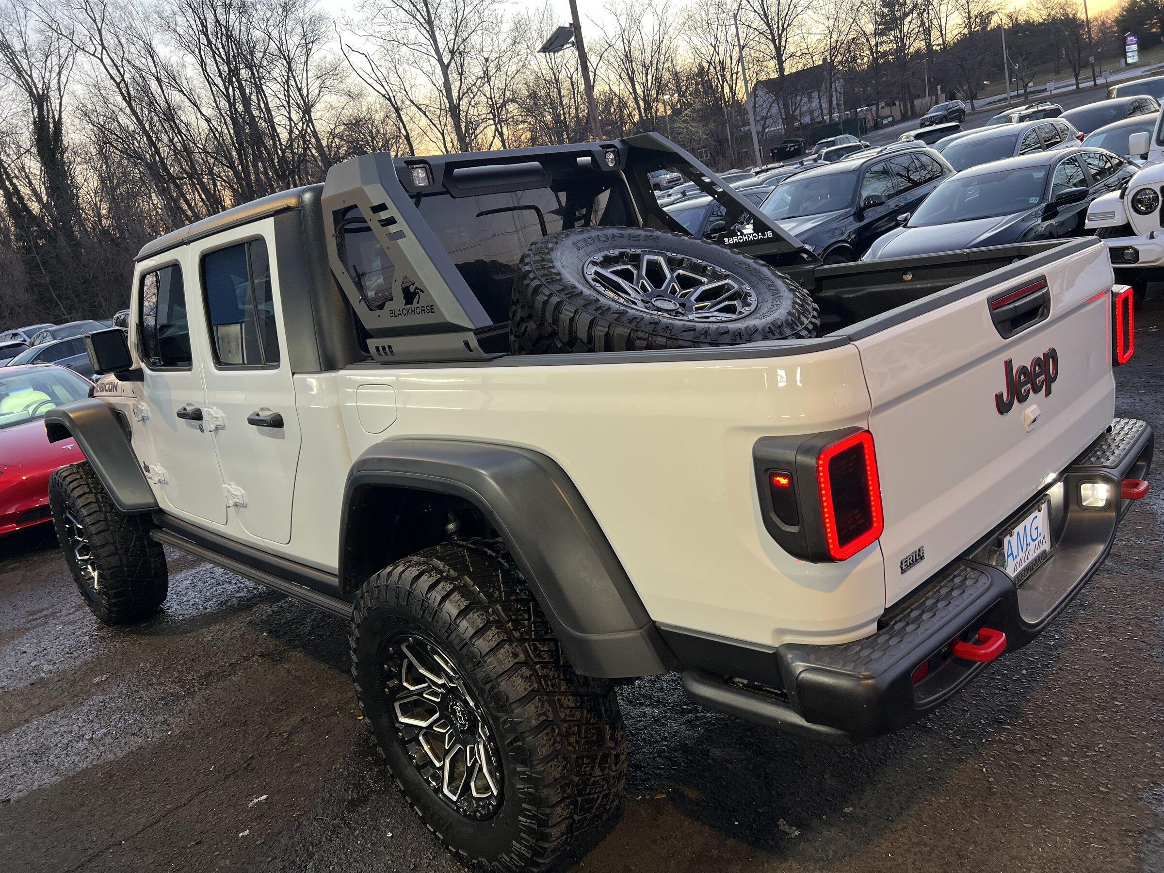 Jeep Gladiator TRADE BLACK HARDTOP AND 2000 CASH FOR WHITE HARDTOP IMG_7617