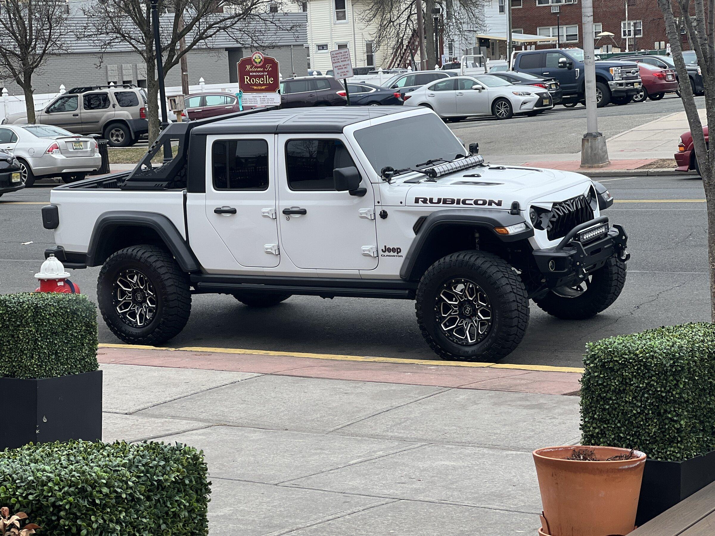 Jeep Gladiator TRADE BLACK HARDTOP AND 2000 CASH FOR WHITE HARDTOP 66784151300__5CE39905-046F-4580-B301-DA401511372E.JPG