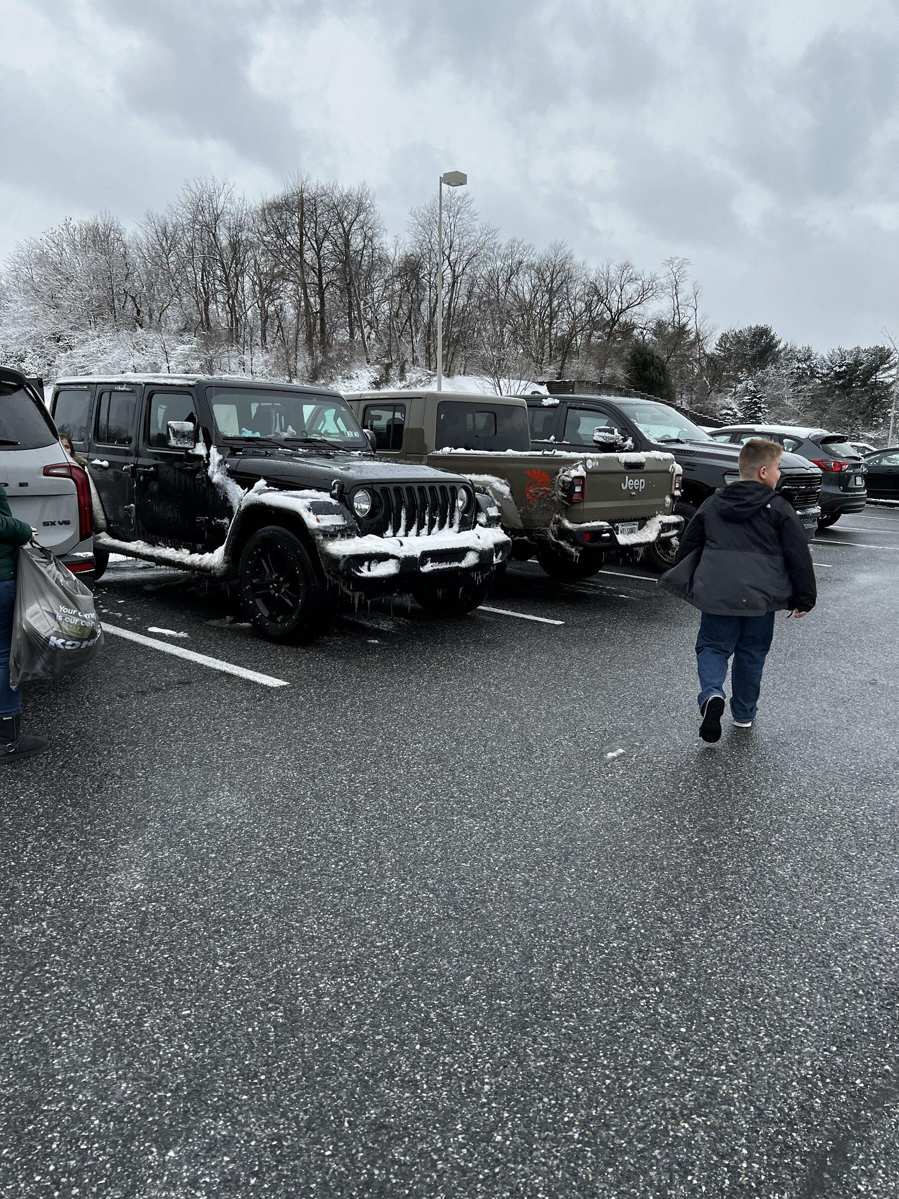 Jeep Gladiator Jeeps Parking Next To Jeeps D9882FF9-C11F-45BC-8B18-0ABF83EE3C11