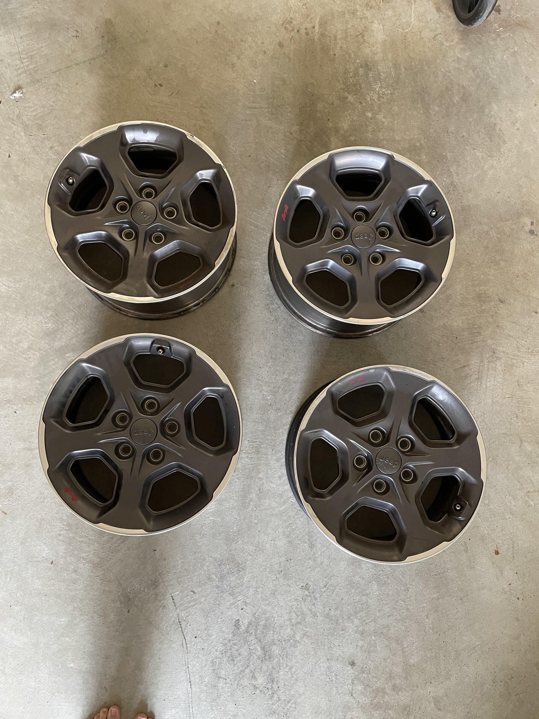 Jeep Gladiator Rubicon wheels $300 FB0BE489-955C-4899-8641-AA5B5EE095C3