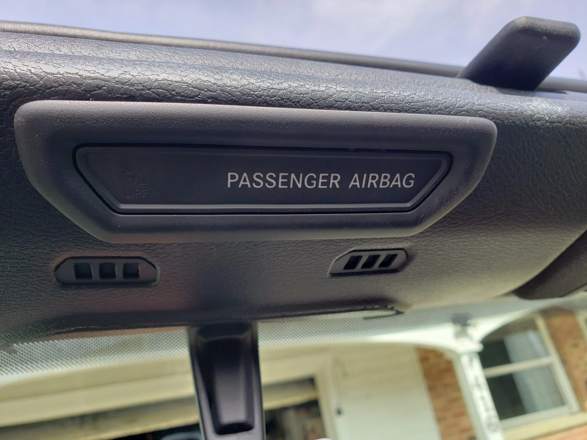 Jeep Gladiator Passenger airbag indicator clip - where to buy? 20220318_145840