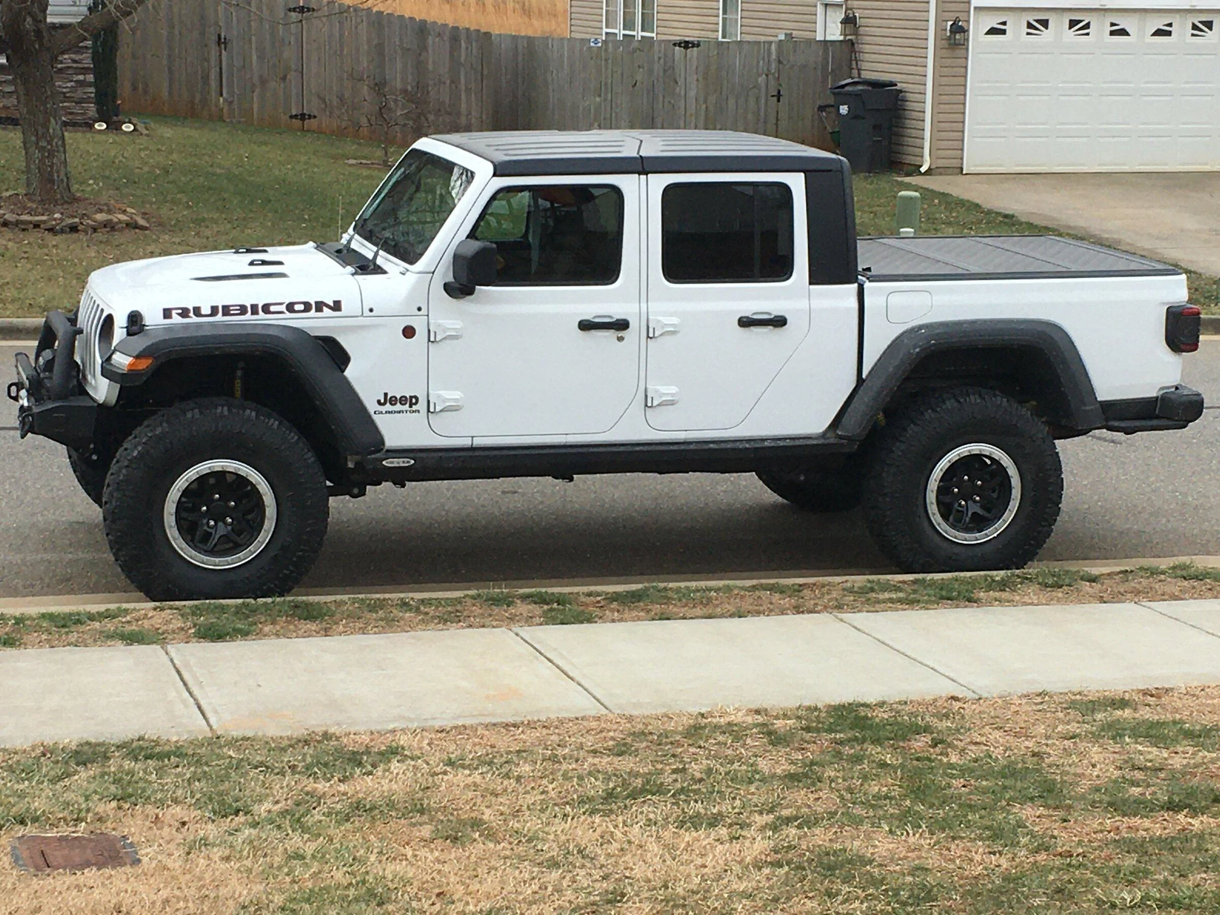 Jeep Gladiator BRIGHT WHITE Gladiator JT Club 6FD18F7D-5870-4B52-B17B-6EAA1329D087