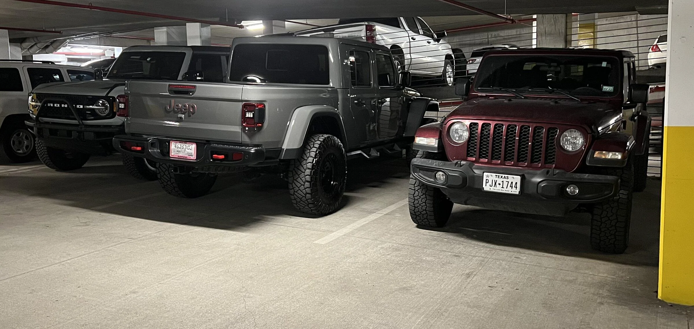 Jeep Gladiator Jeeps Parking Next To Jeeps DED10E00-CC28-4C31-938D-3AEEDB51B444
