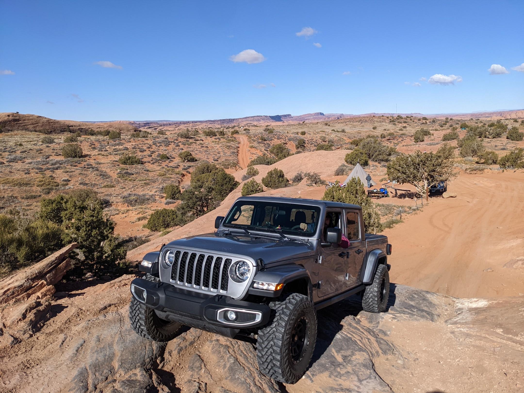 Jeep Gladiator Pics Request: Rough Country 2.5” level kit and 3/4” daystar spacer Attach0(2)