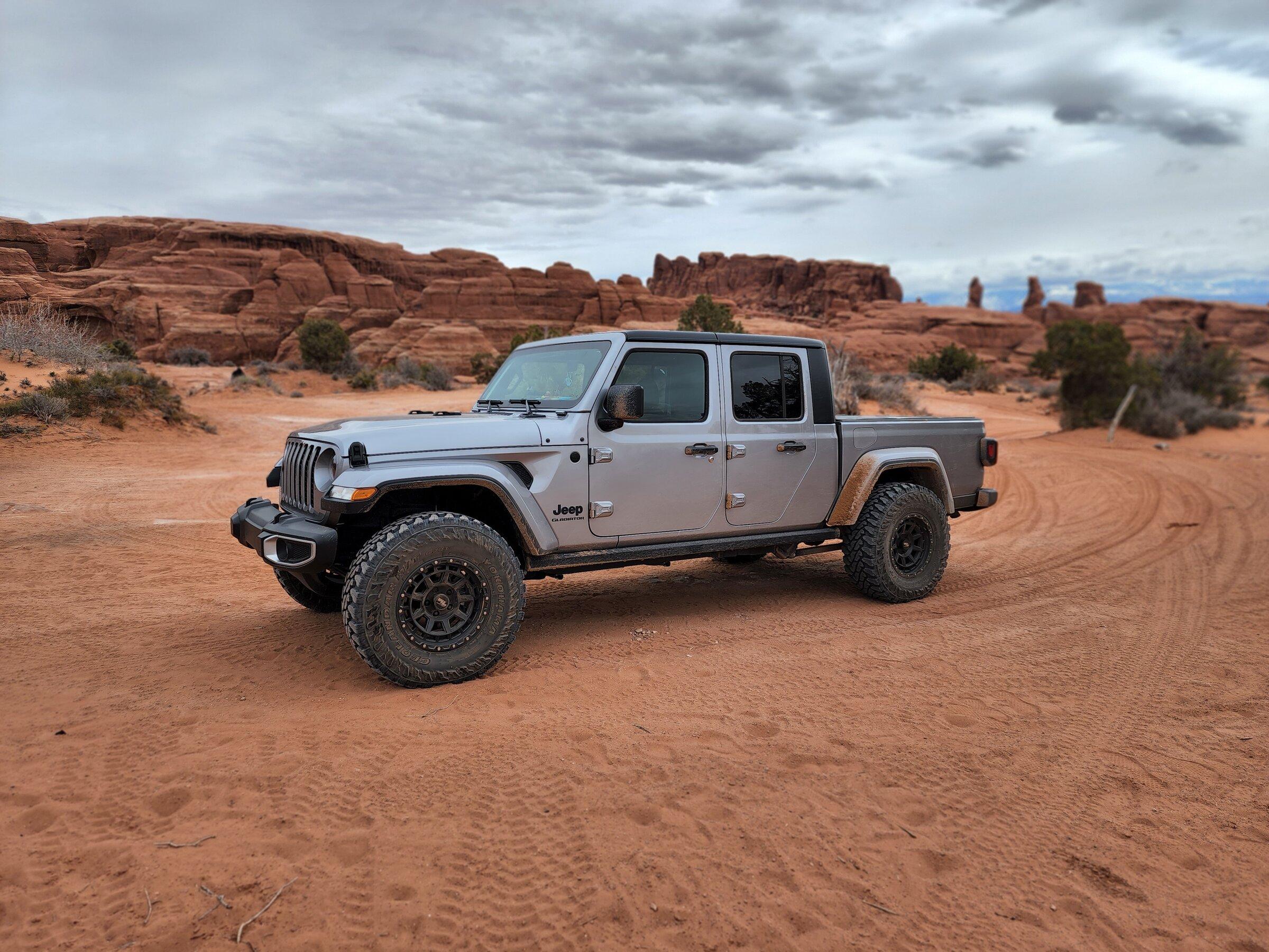 Jeep Gladiator Pics Request: Rough Country 2.5” level kit and 3/4” daystar spacer 20220316_123702