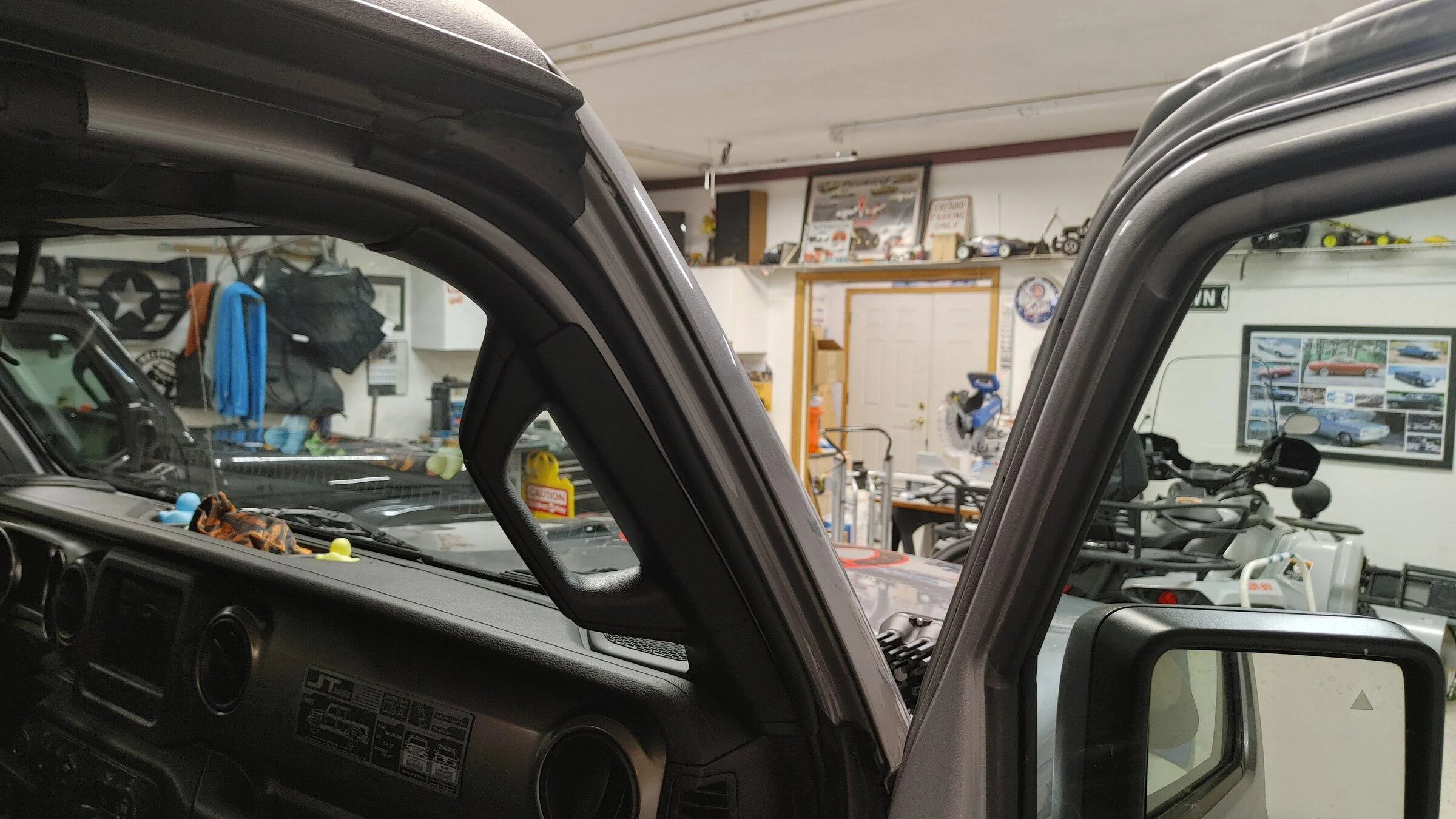 Jeep Gladiator Windshield door seals. 2021 has them. 0319221640_HDR