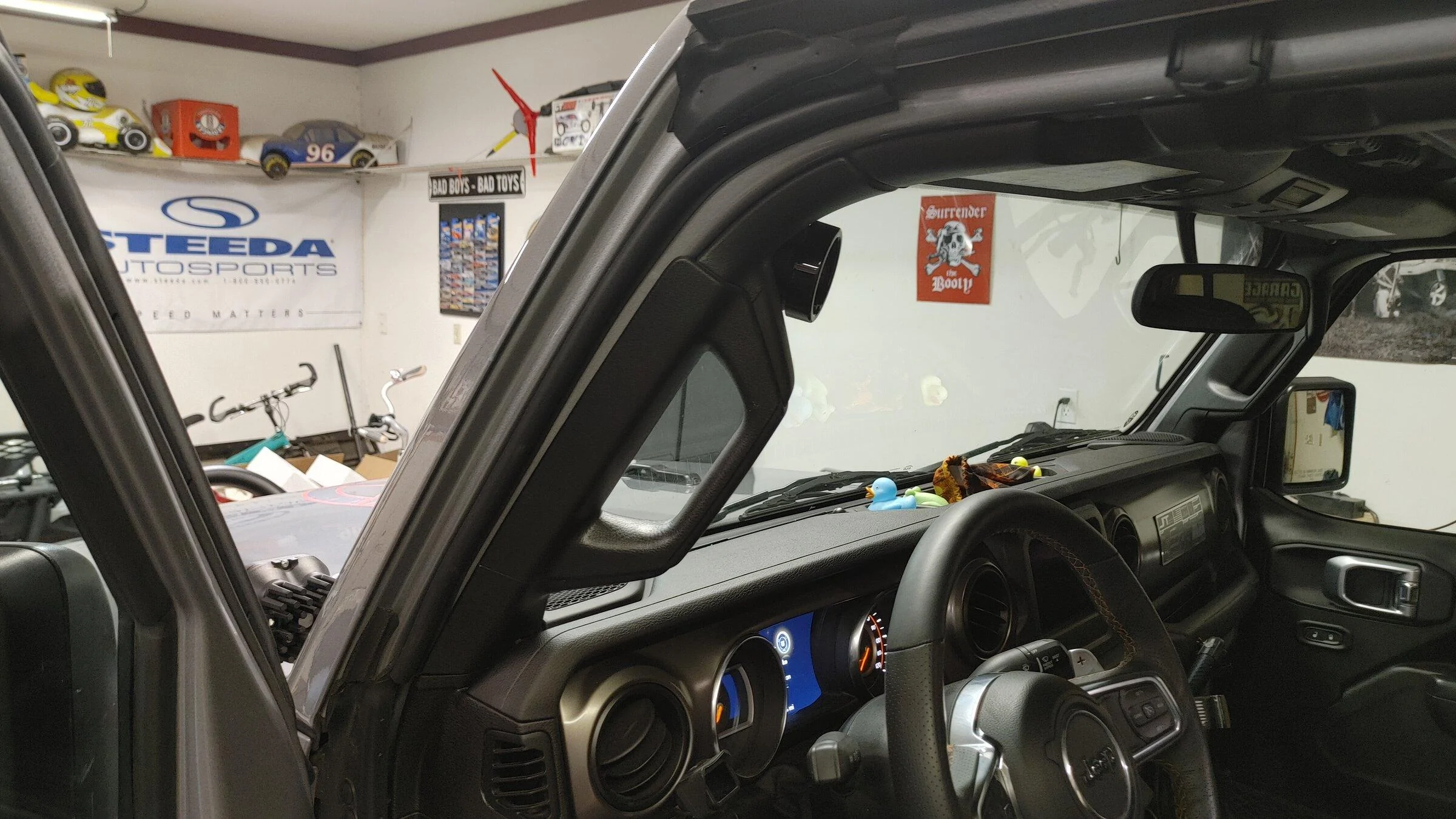 Jeep Gladiator Windshield door seals. 2021 has them. 0319221641_HDR