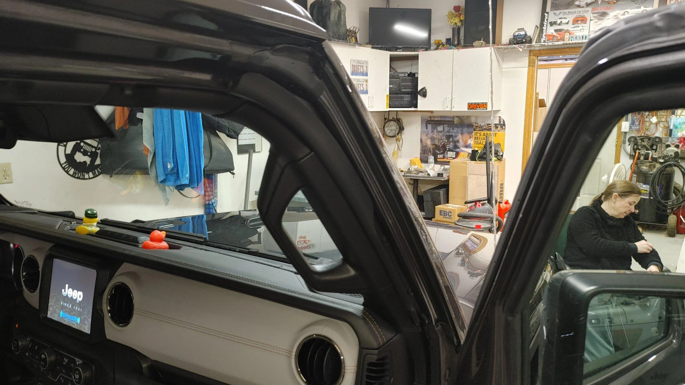 Jeep Gladiator Windshield door seals. 2021 has them. 0319221642_HDR