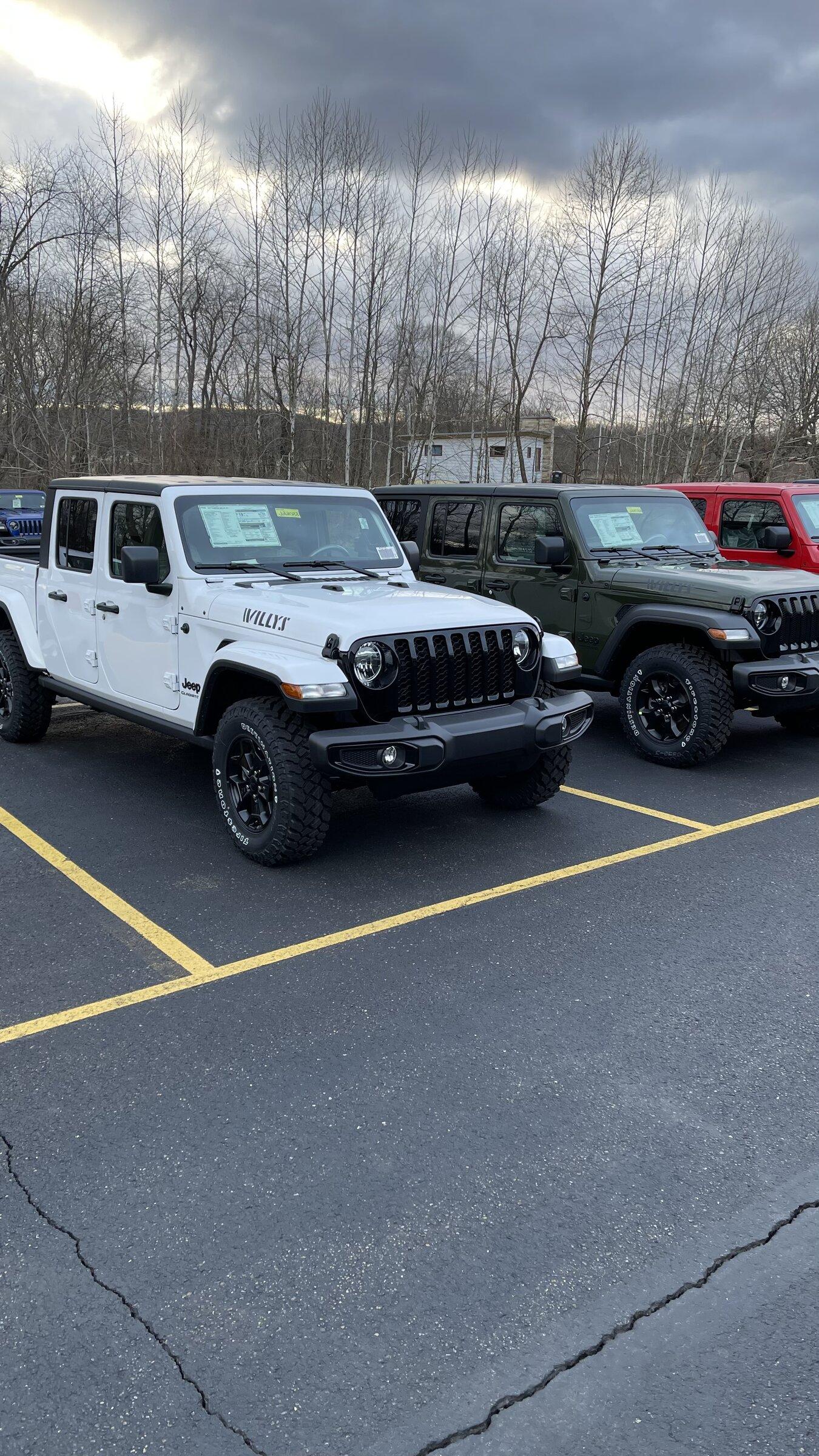Jeep Gladiator BRIGHT WHITE Gladiator JT Club A7541A89-640F-49EC-9BDC-E1ABA06D31F7
