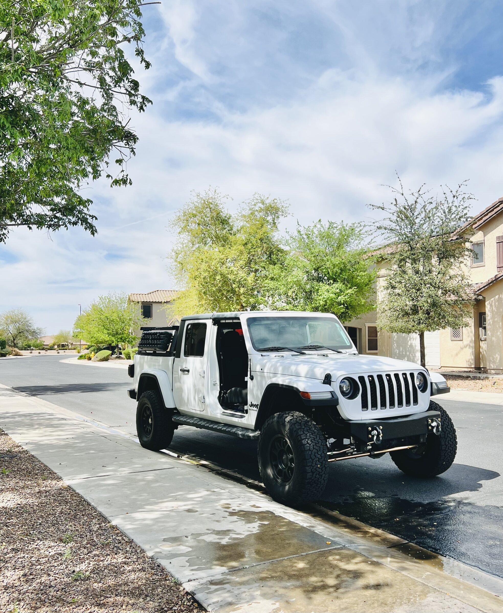 Jeep Gladiator BRIGHT WHITE Gladiator JT Club 6F02E254-E9E8-4259-802F-258376EC2DC6
