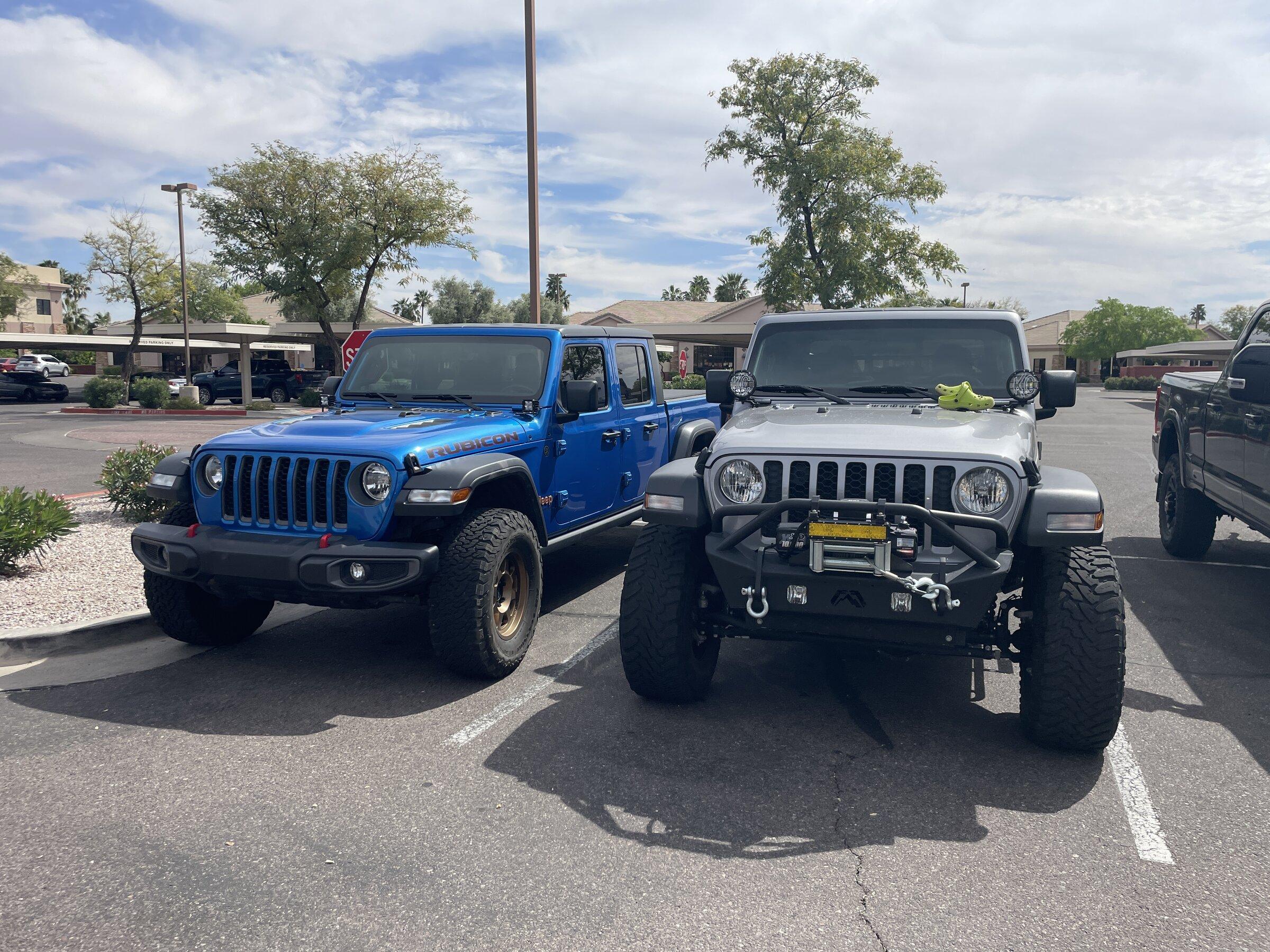 Jeep Gladiator Jeeps Parking Next To Jeeps IMG_8838.JPG