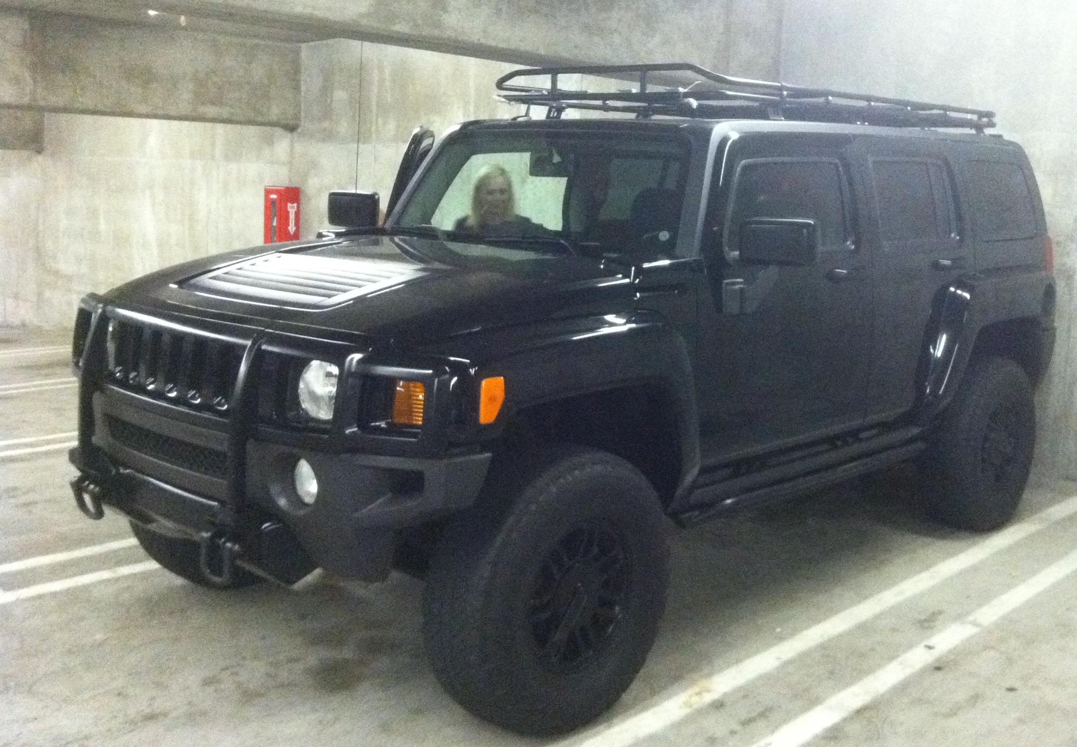Jeep Gladiator My rubicon next to a H3t alpha 35342C25-77C0-44DC-A00C-B25B94C56ECF