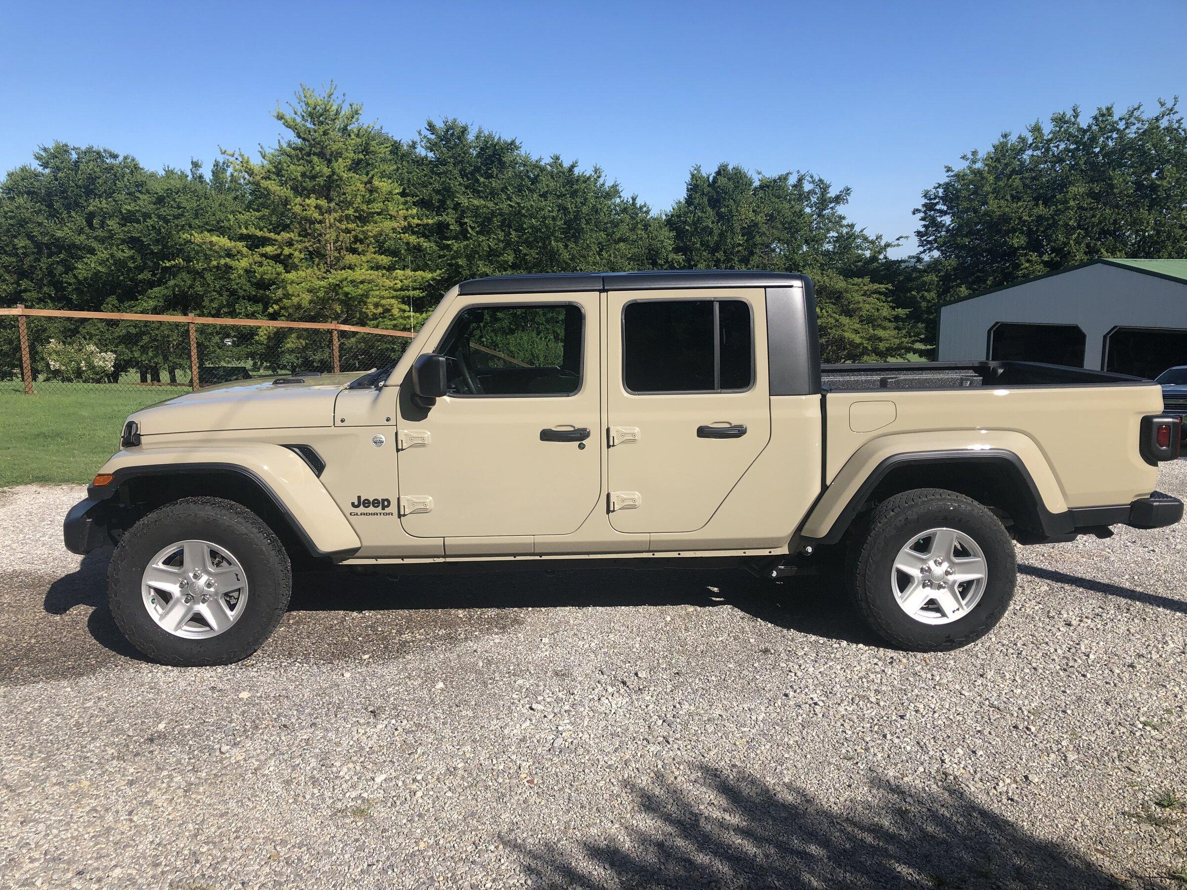 Jeep Gladiator Looking for a black Leer or A.R.E. top for my 2021 with black matte top IMG_6008