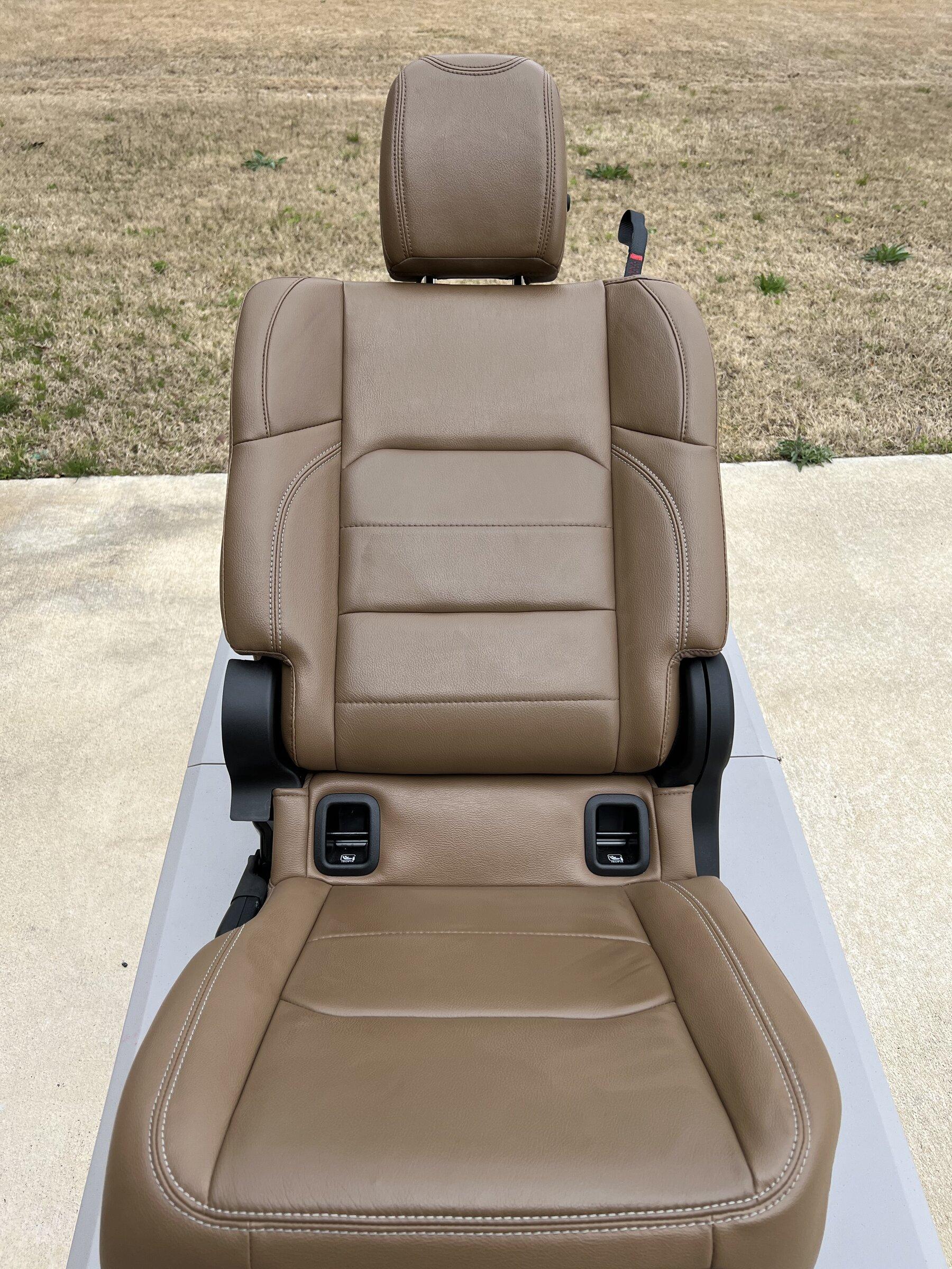 Jeep Gladiator Saddle Brown Heated Rubicon Seats w/ Leather Topped Console E323AF85-43CF-4FFF-A6D1-BA1CD1982135