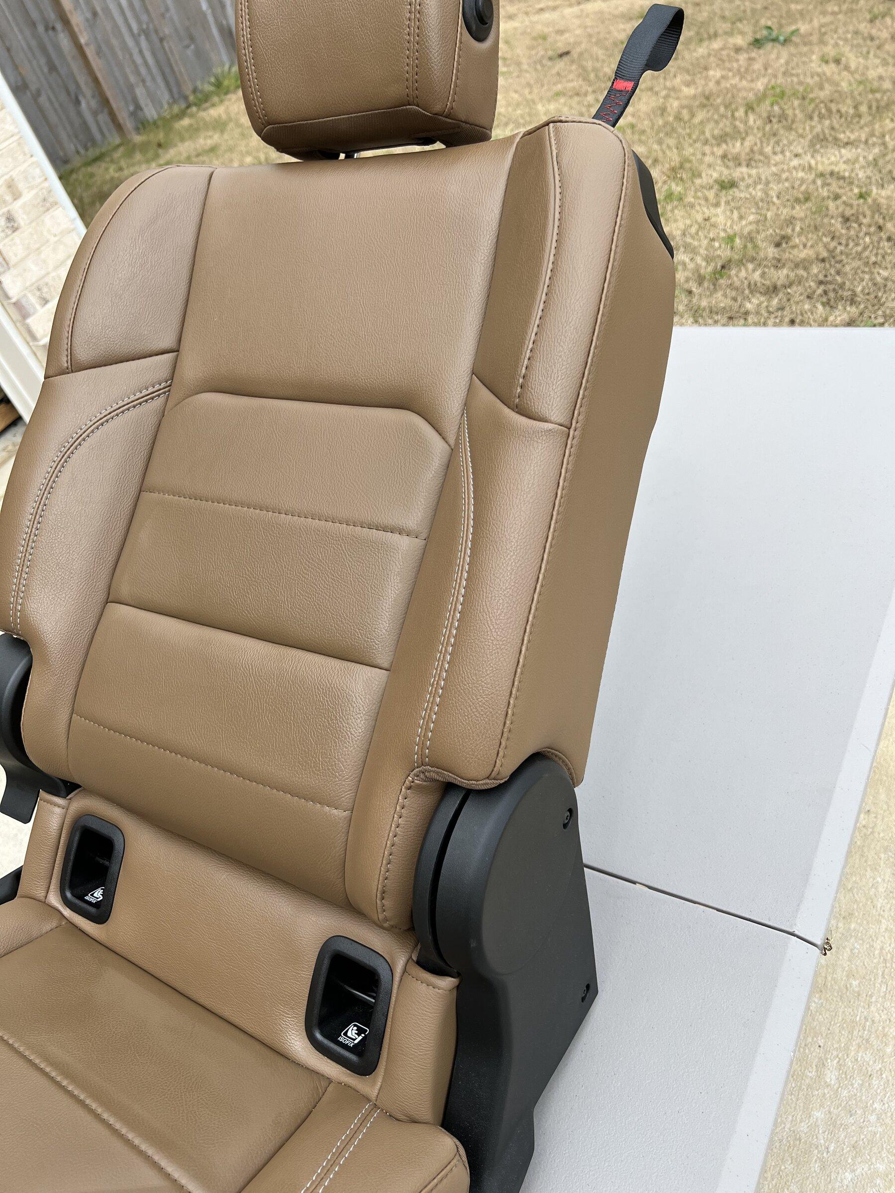 Jeep Gladiator Saddle Brown Heated Rubicon Seats w/ Leather Topped Console 80F634F3-9D48-4C98-AA7A-093EF9BC7D01