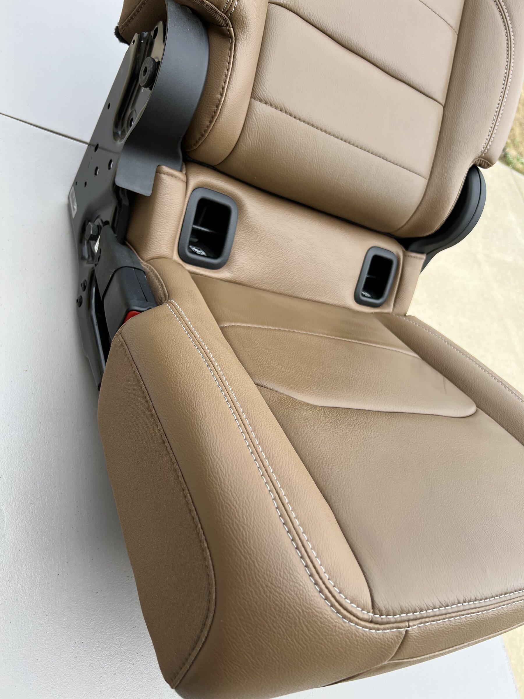 Jeep Gladiator Saddle Brown Heated Rubicon Seats w/ Leather Topped Console AE0A909E-558E-49E5-A898-7A819E08FB04