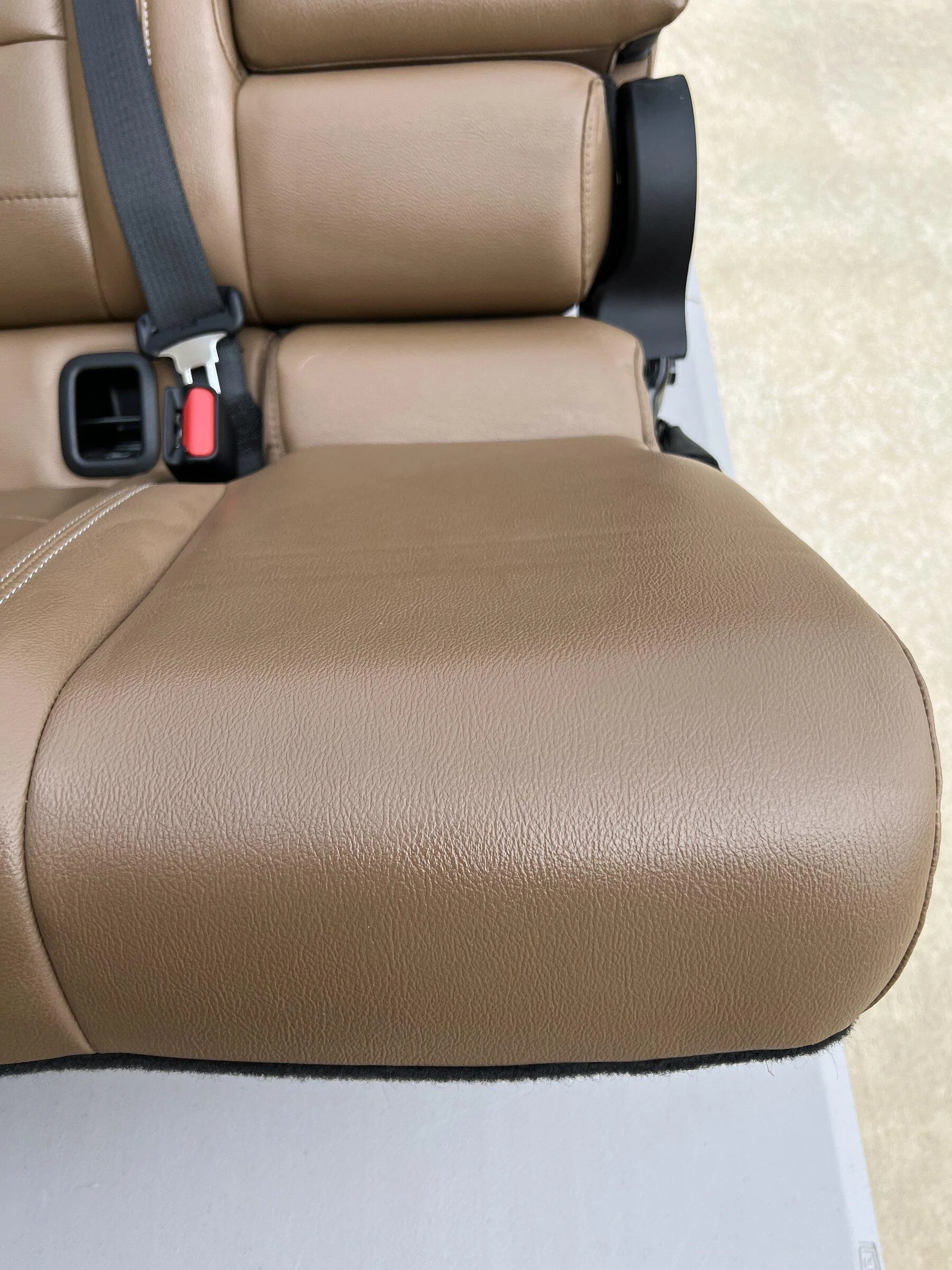 Jeep Gladiator Saddle Brown Heated Rubicon Seats w/ Leather Topped Console 7E368358-0E50-48EC-8185-36C3A6DEF1D8