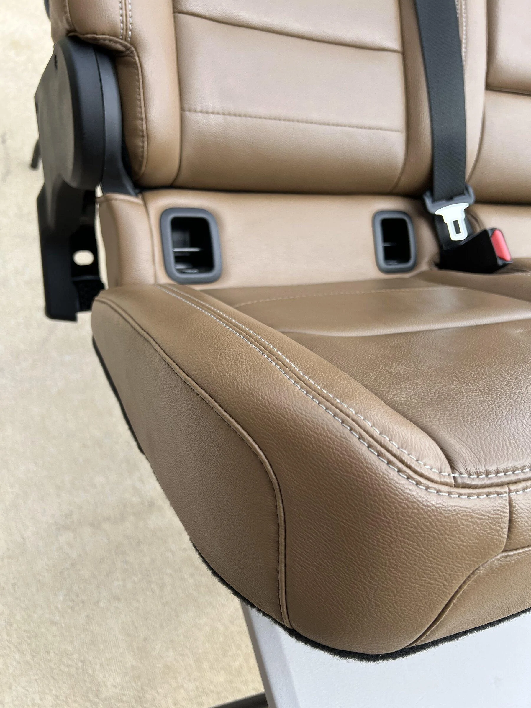 Jeep Gladiator Saddle Brown Heated Rubicon Seats w/ Leather Topped Console 2E98E364-DE63-4017-8F99-C43EAC09E324