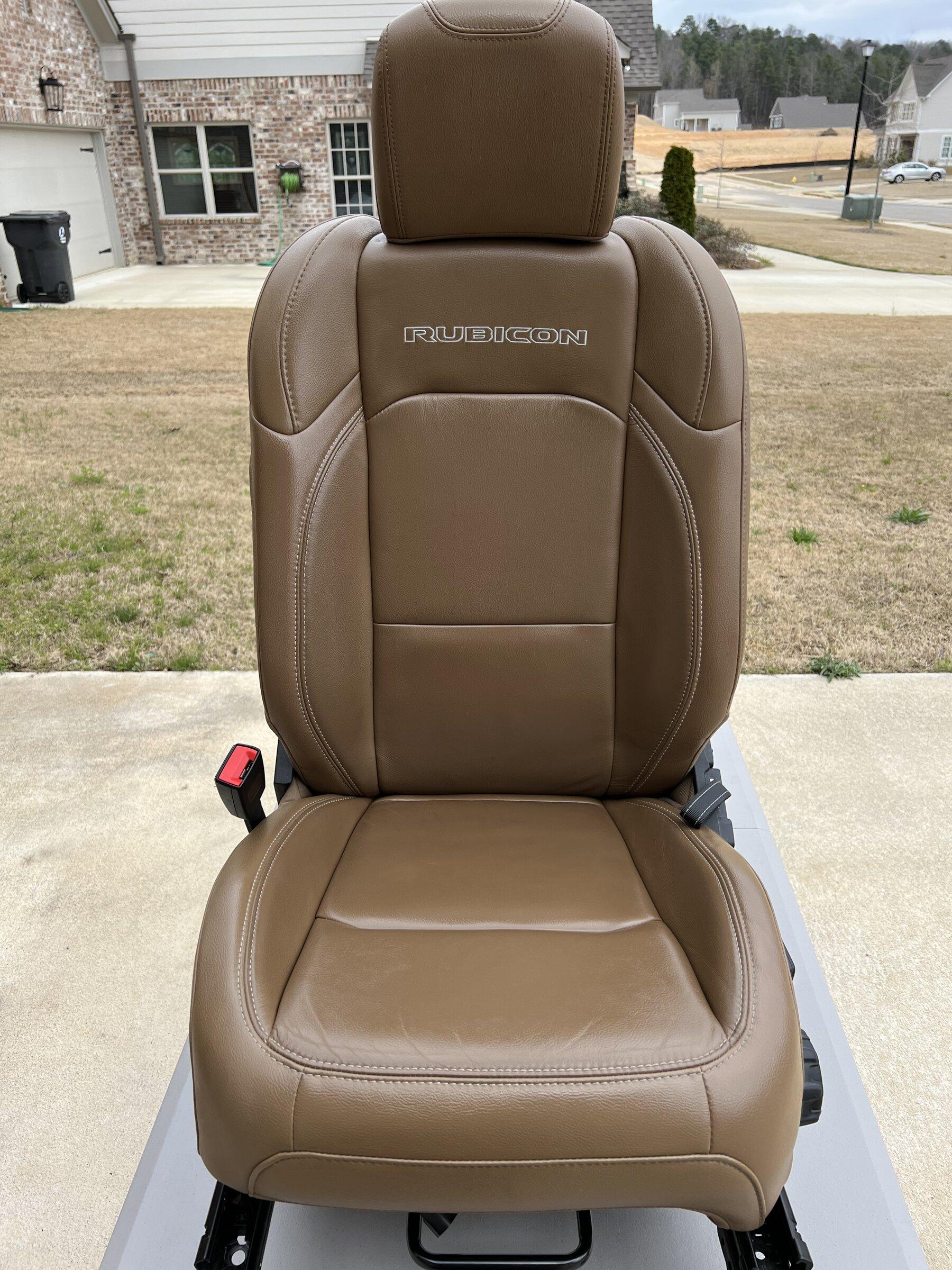 Jeep Gladiator Saddle Brown Heated Rubicon Seats w/ Leather Topped Console 284F808C-BD13-446A-B291-F645B912099C