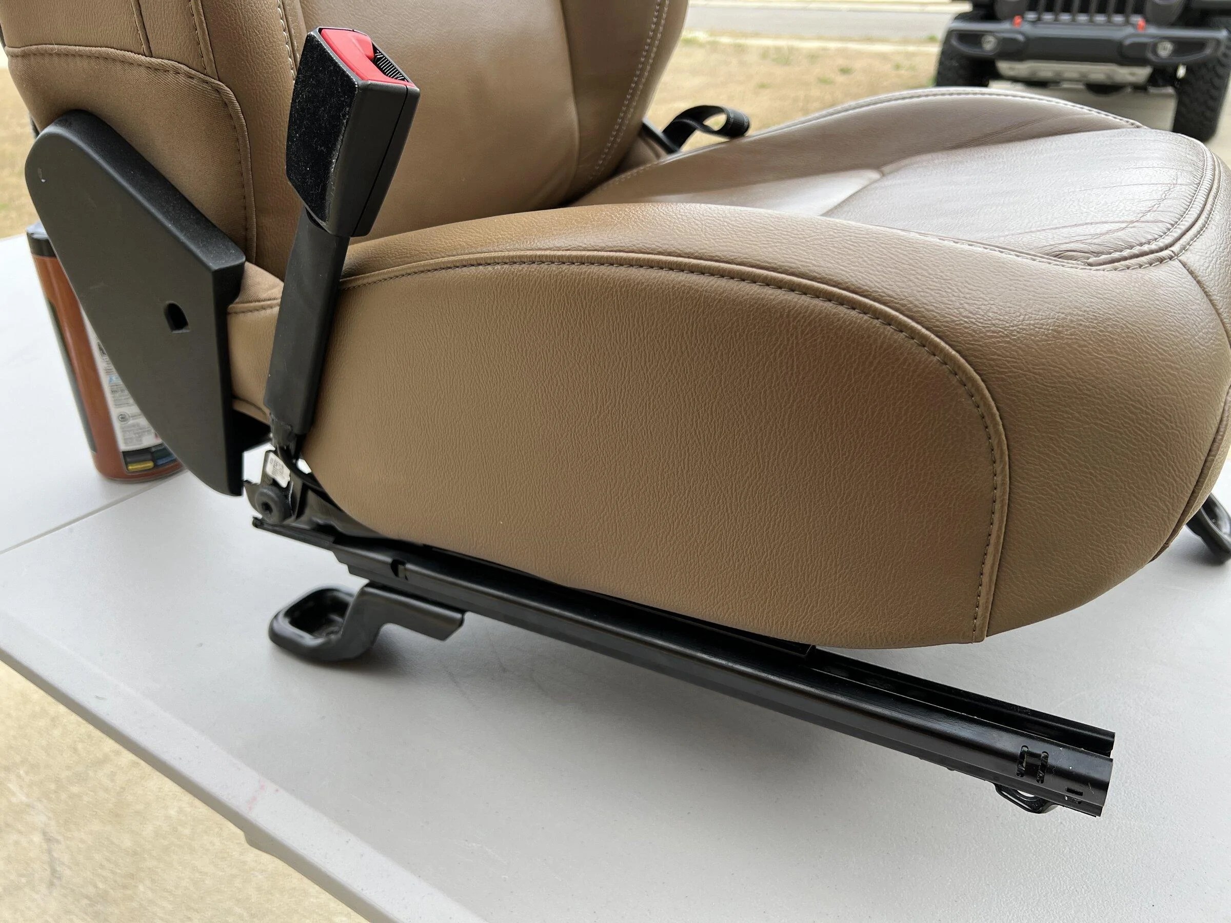 Jeep Gladiator Saddle Brown Heated Rubicon Seats w/ Leather Topped Console 42EB61D8-BB9F-45D9-9A1F-D36EFF785A57