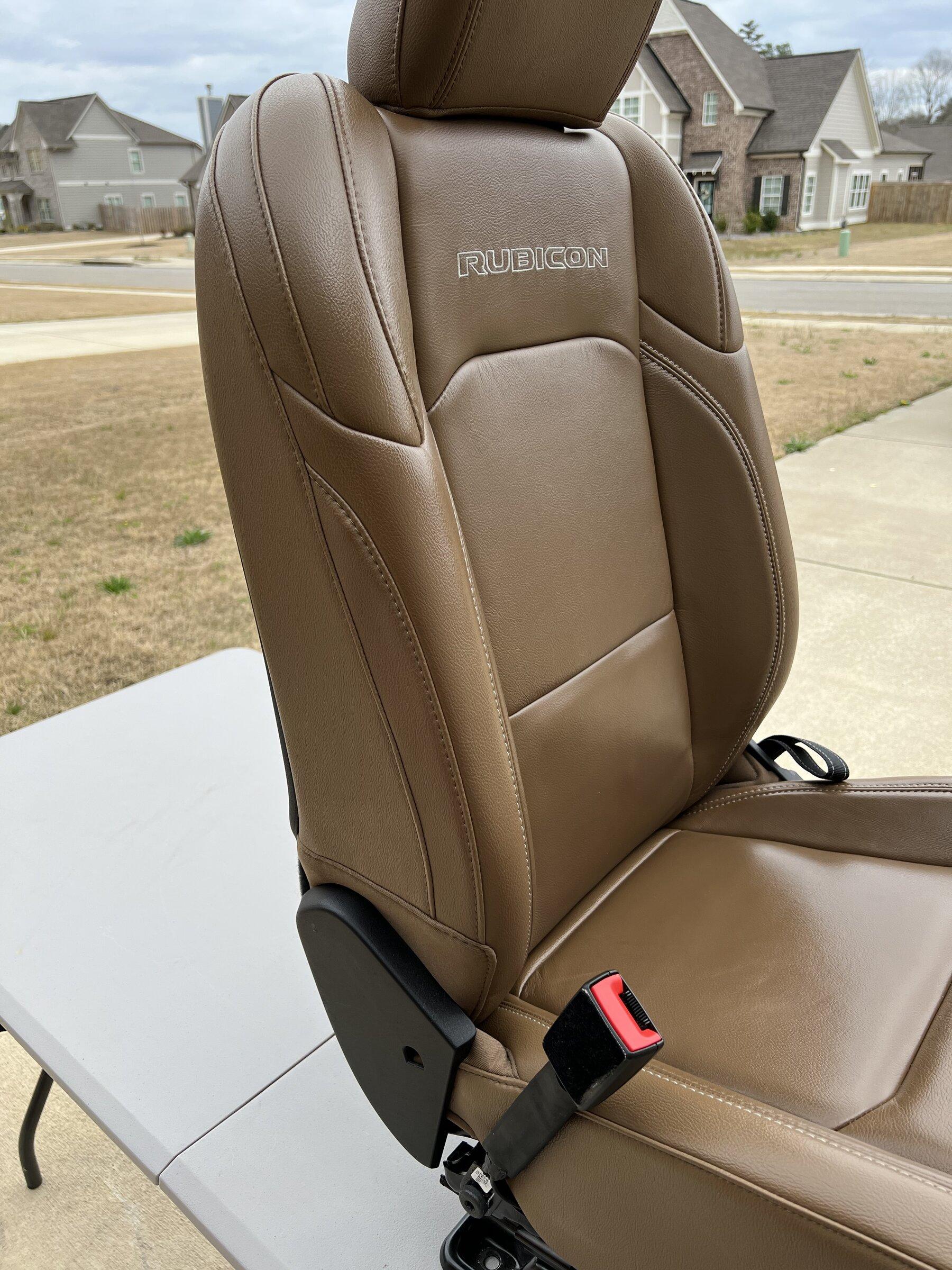 Jeep Gladiator Saddle Brown Heated Rubicon Seats w/ Leather Topped Console F9D7387D-2CD5-4FE2-A30C-5C3526E0103D