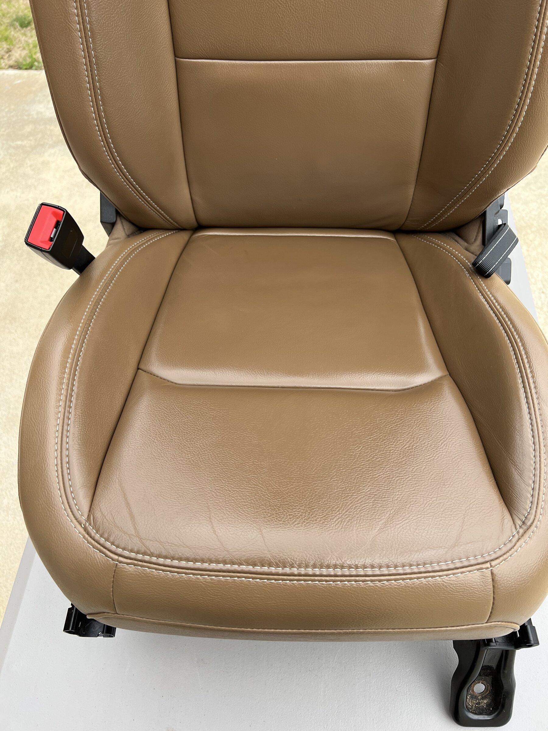 Jeep Gladiator Saddle Brown Heated Rubicon Seats w/ Leather Topped Console 8C43ABE5-D268-474A-9DED-9412469EF09D