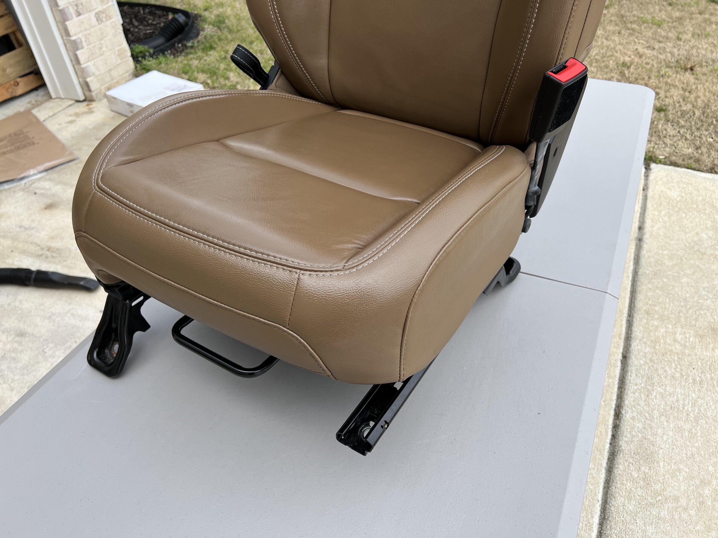 Jeep Gladiator Saddle Brown Heated Rubicon Seats w/ Leather Topped Console EAAF366A-5868-420E-BAB0-A7118D65C05F