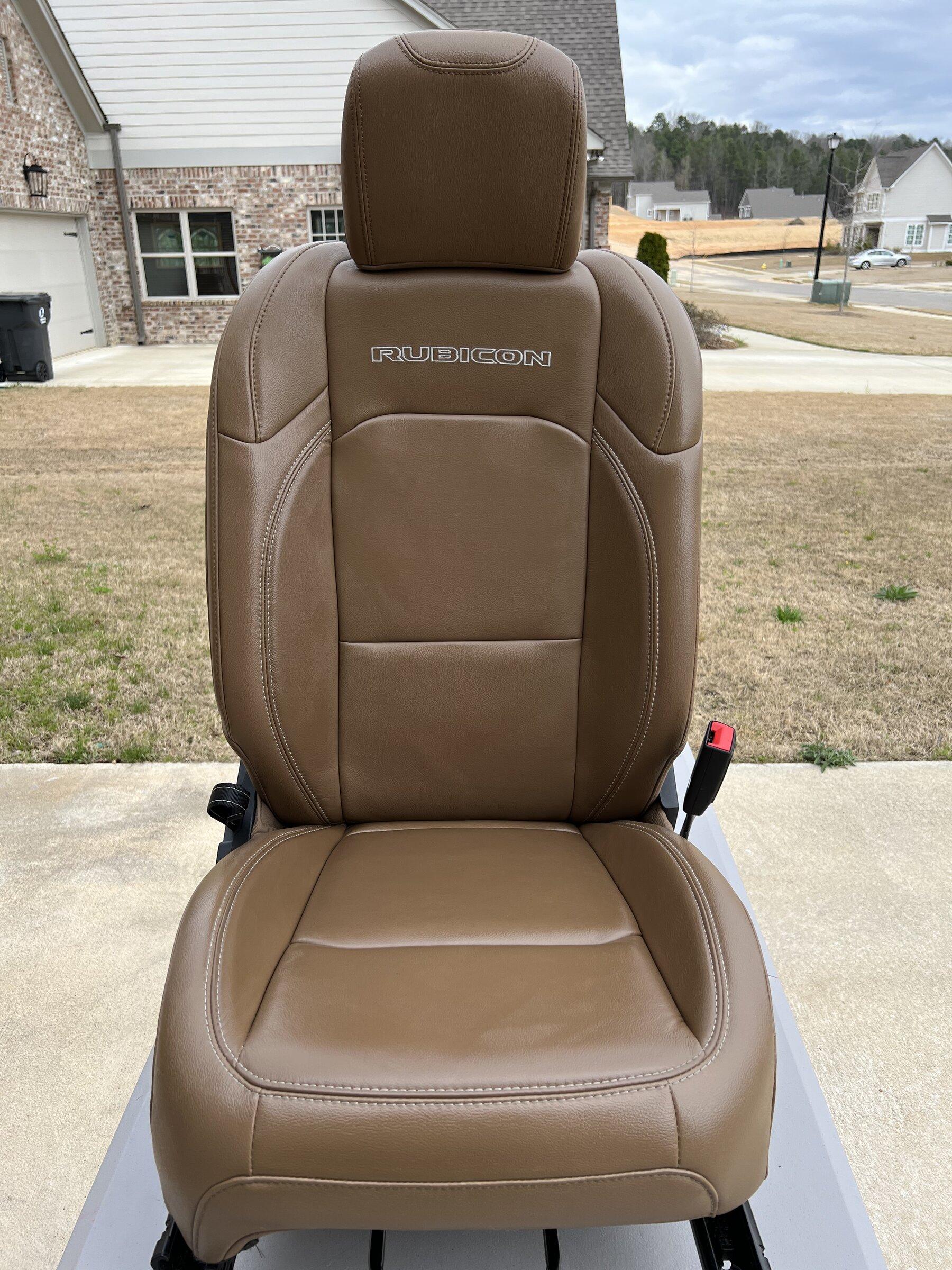 Jeep Gladiator Saddle Brown Heated Rubicon Seats w/ Leather Topped Console 17BA4332-FD43-490A-9139-35D0E1353FD5