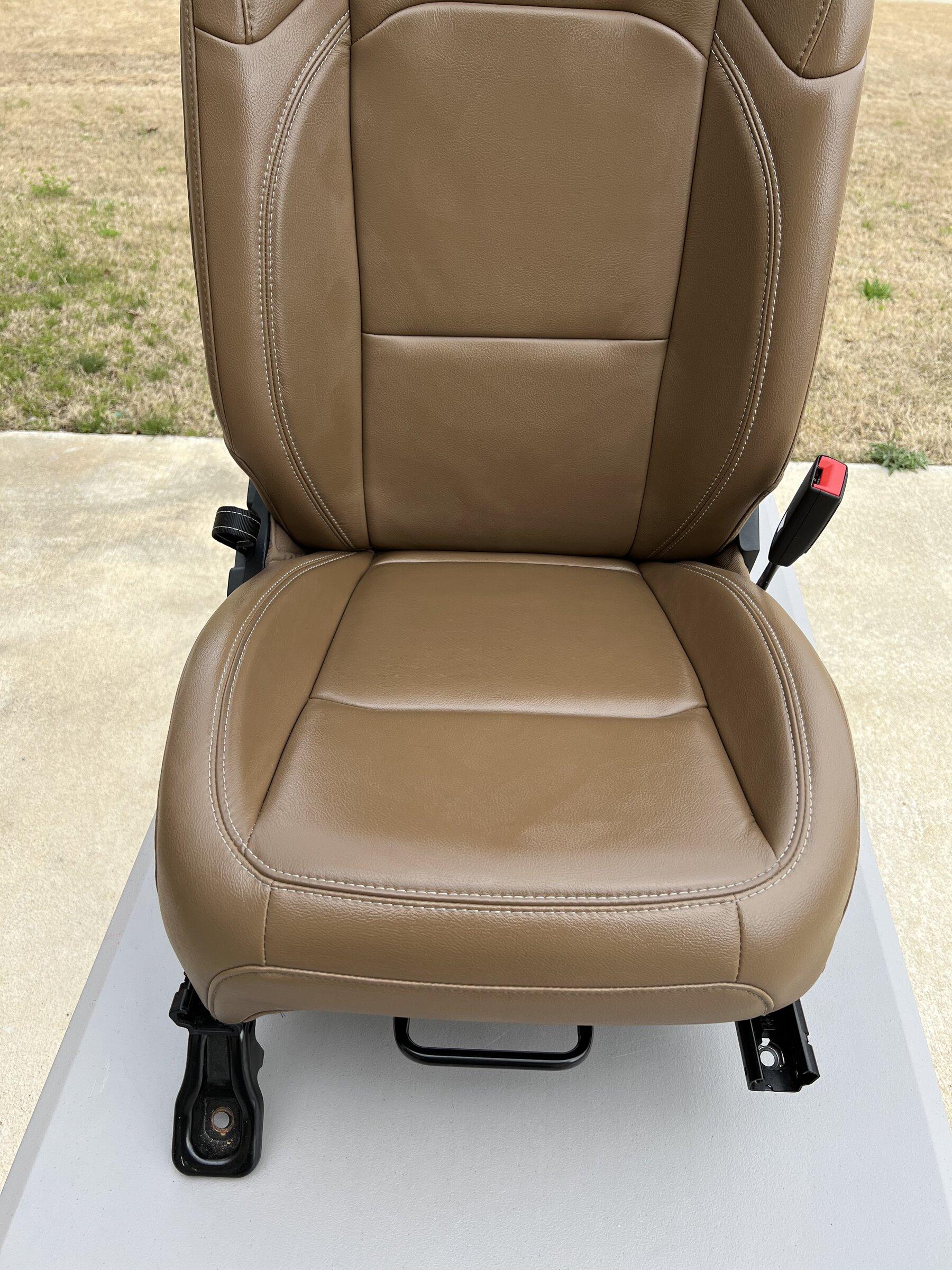 Jeep Gladiator Saddle Brown Heated Rubicon Seats w/ Leather Topped Console B192B9C7-749E-4821-8957-2D4F212F32CF