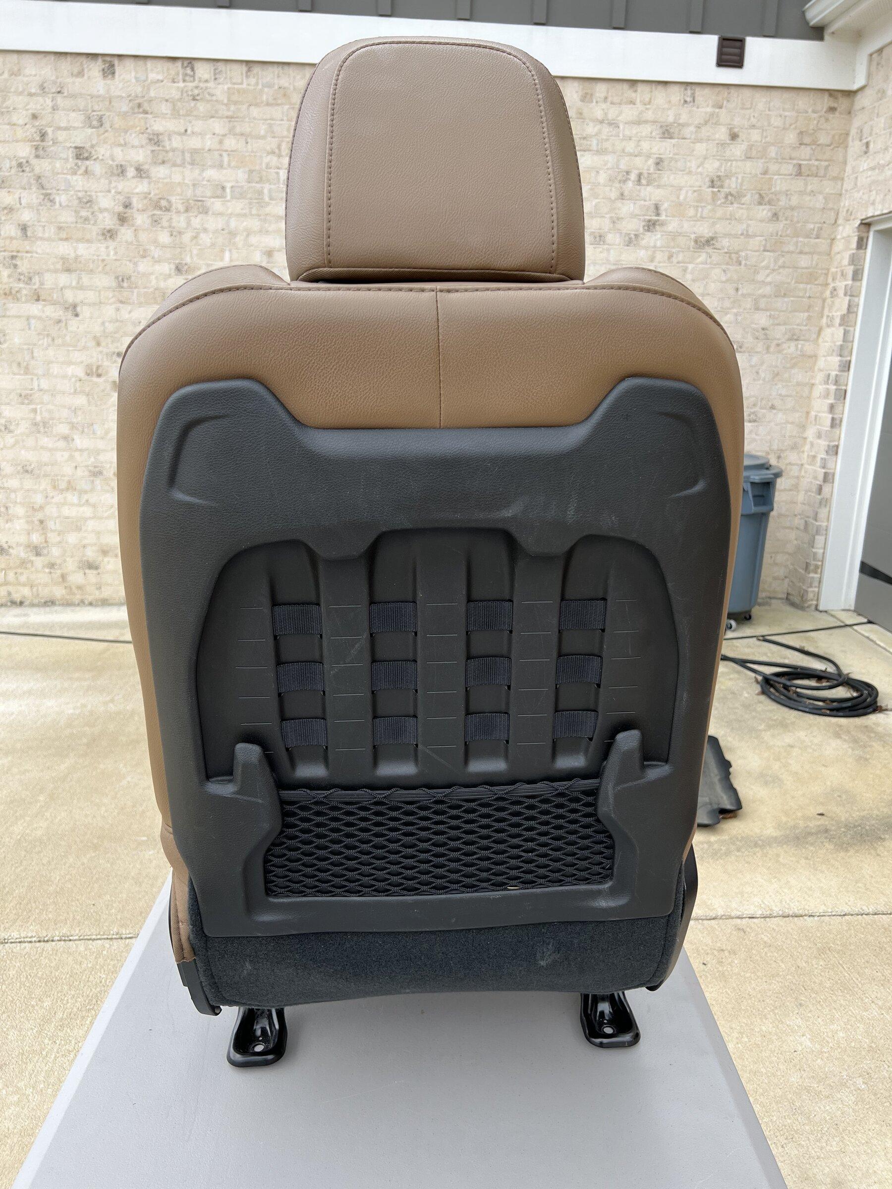 Jeep Gladiator Saddle Brown Heated Rubicon Seats w/ Leather Topped Console 9FACBCBA-A10A-4E8E-B528-E244CF143568