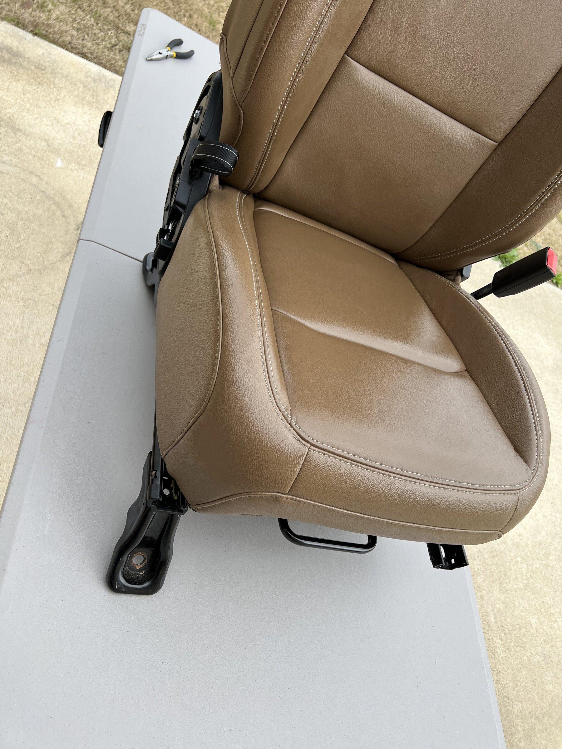 Jeep Gladiator Saddle Brown Heated Rubicon Seats w/ Leather Topped Console A4C3755E-EFD2-4277-8302-67C7FCF95D2E