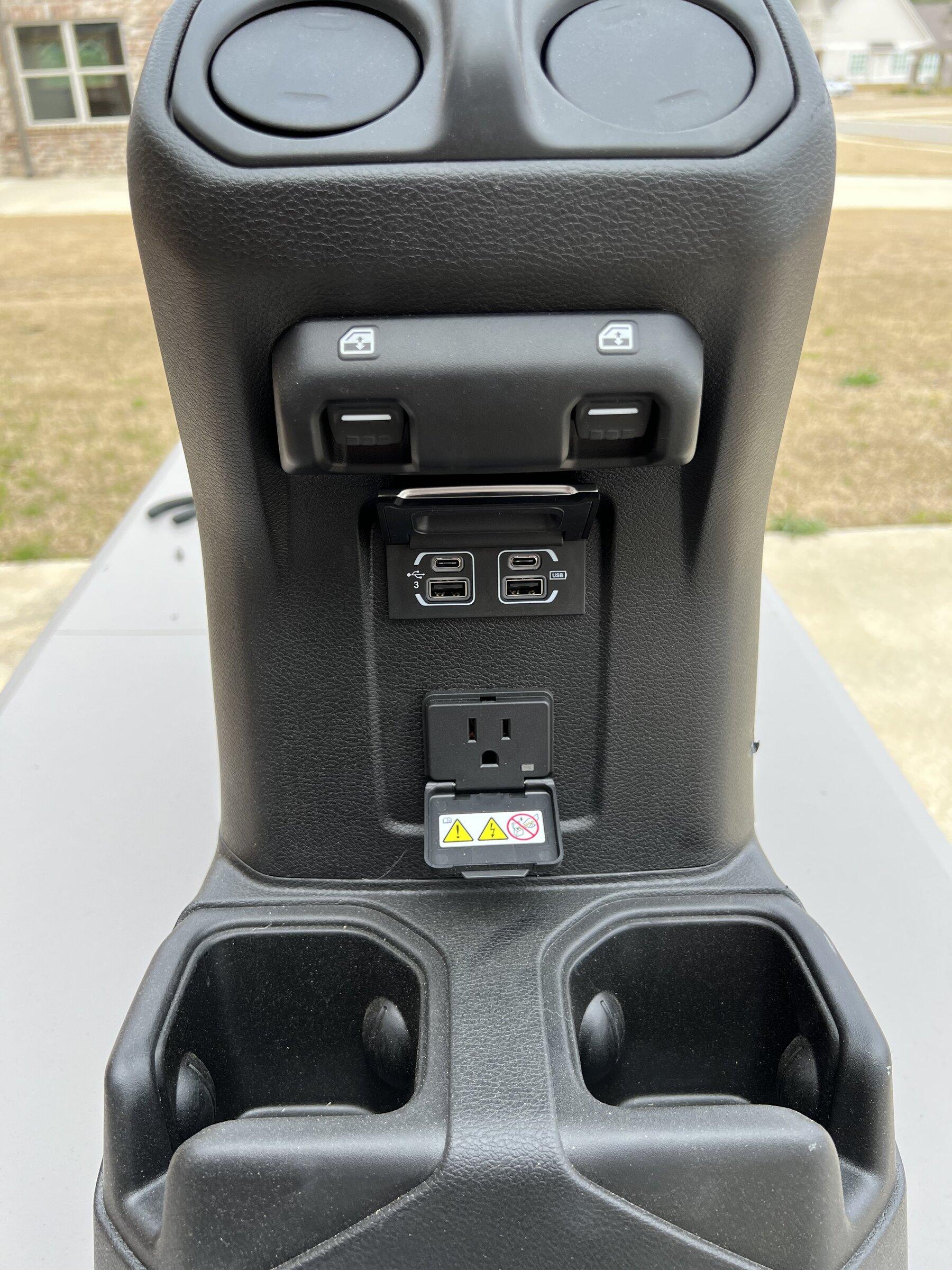 Jeep Gladiator Saddle Brown Heated Rubicon Seats w/ Leather Topped Console 1FE8DA2A-8EE4-478F-A798-D894E8F2C6D9