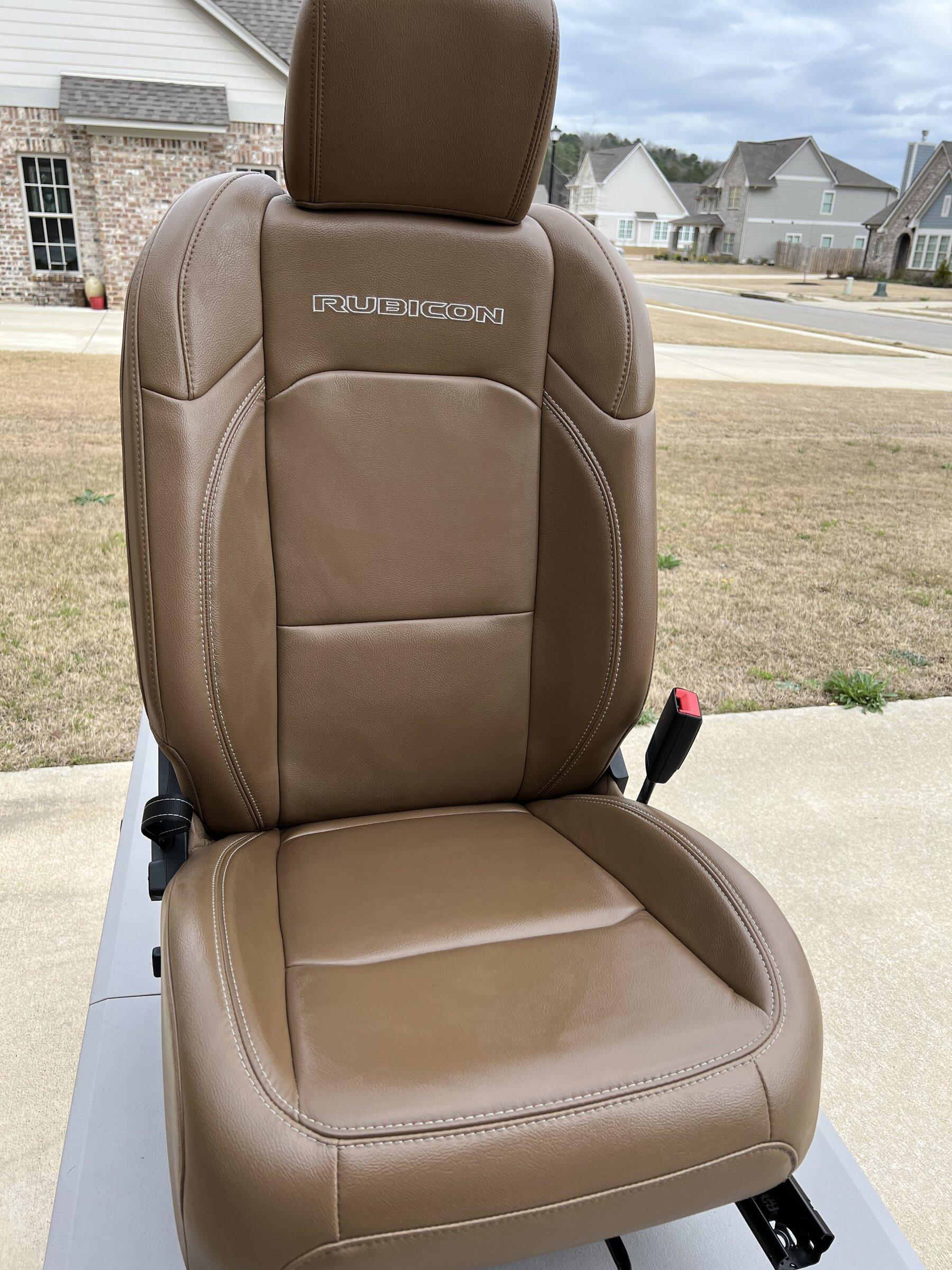 Jeep Gladiator Saddle Brown Heated Rubicon Seats w/ Leather Topped Console D57B6308-B7FF-4C98-8649-51ADDBFAFA35