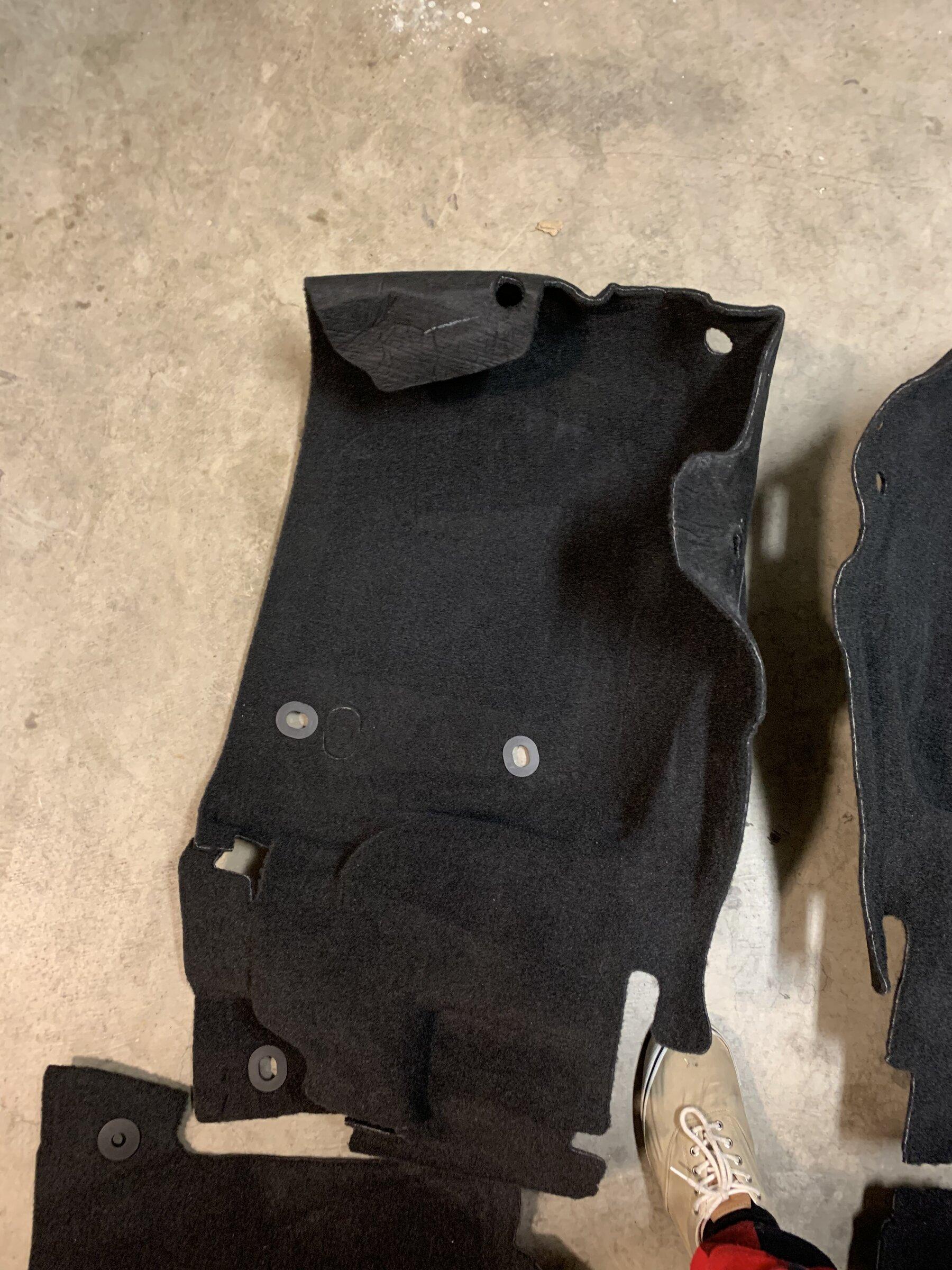 Jeep Gladiator Original interior carpet for sale 721E3FD8-39E7-45E1-A1BB-89D436D86DE1