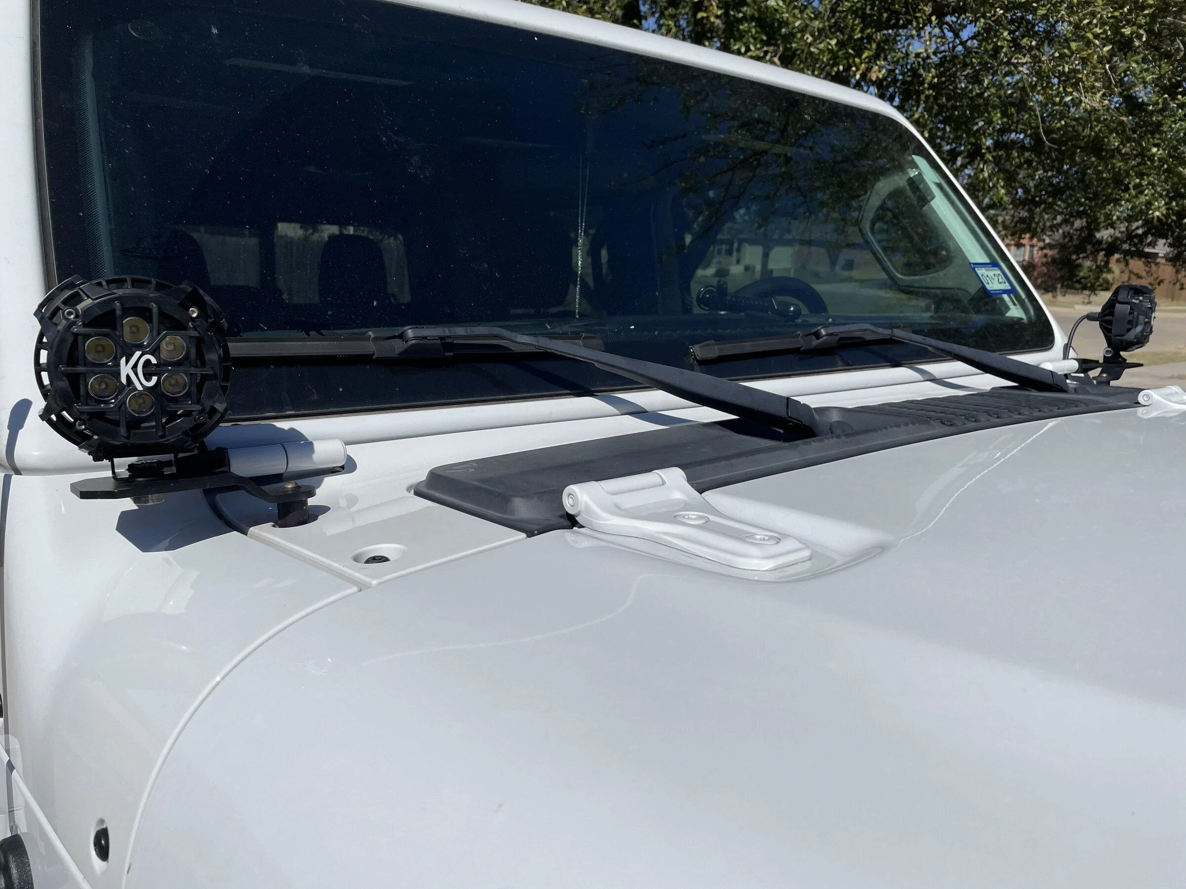 Jeep Gladiator 2020 Bright White Max Tow 090063C5-CEDF-4CD6-A67C-FC35691E55BC