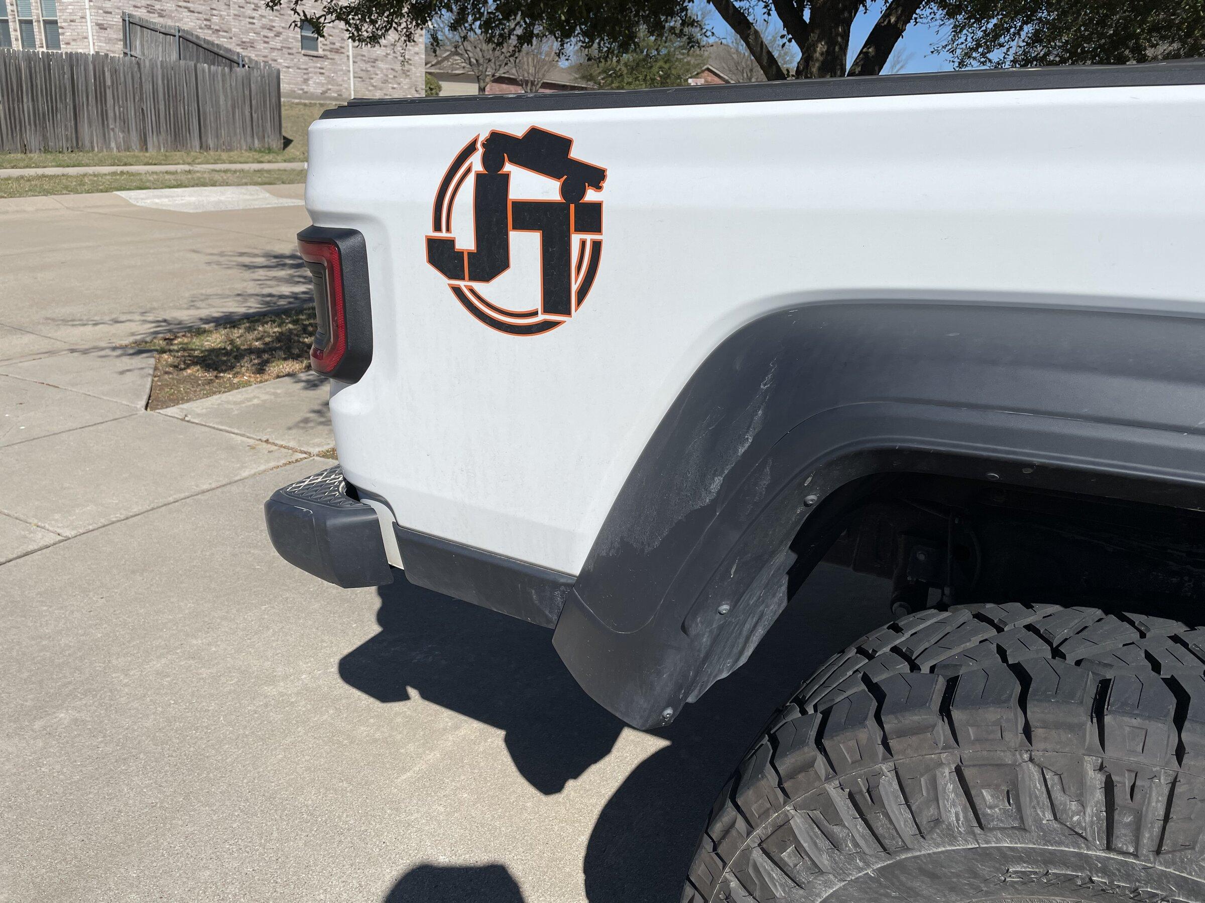 Jeep Gladiator 2020 Bright White Max Tow 6ADBFCA1-454C-40E9-8732-D4362CEAFED2