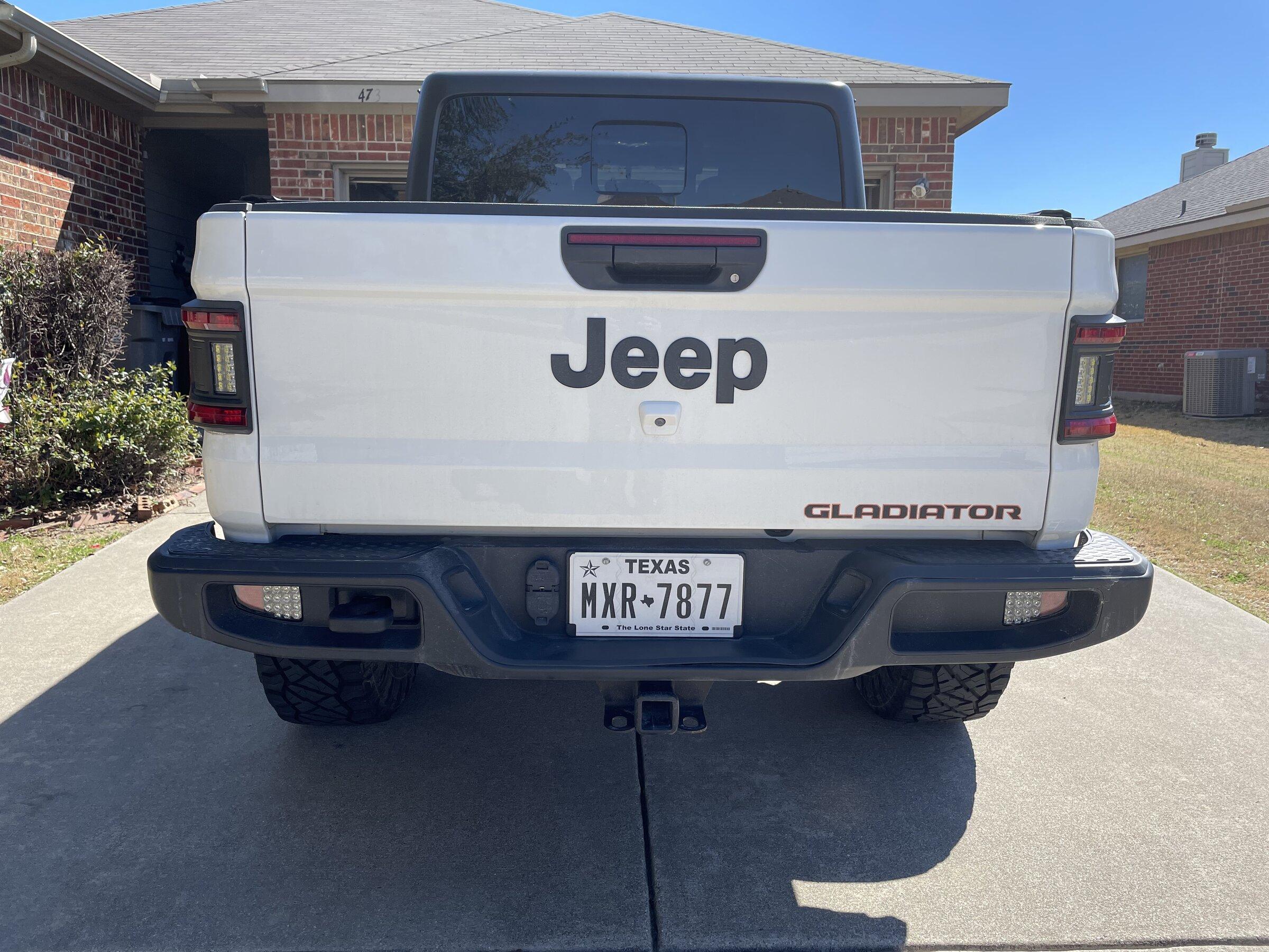 Jeep Gladiator 2020 Bright White Max Tow 8D74D626-6BB1-431E-98FD-732CACF93D23