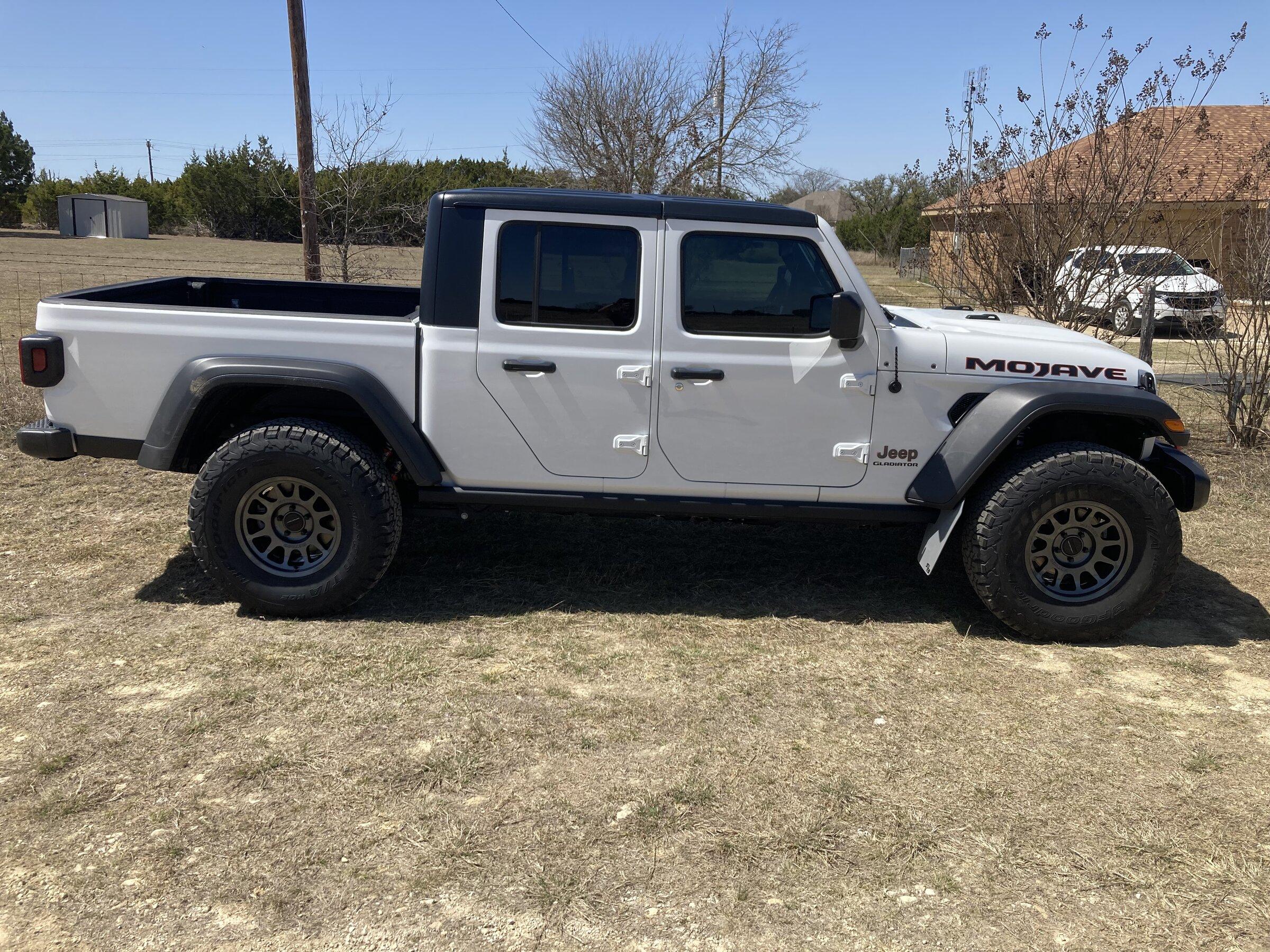 Jeep Gladiator 37’s on stock Mojave, no lift. 285f4179-d7d5-44e8-a591-fd9c9c943efc-jpe
