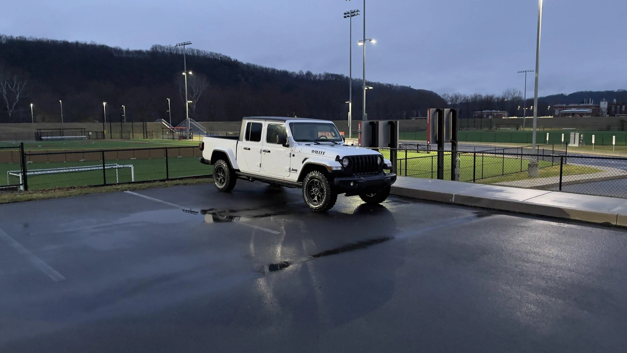 Jeep Gladiator LSD Equipped Gladiators Better Than Rubicon in Snow ? 6C189639-2903-47C8-AC13-06753CCE8F9E