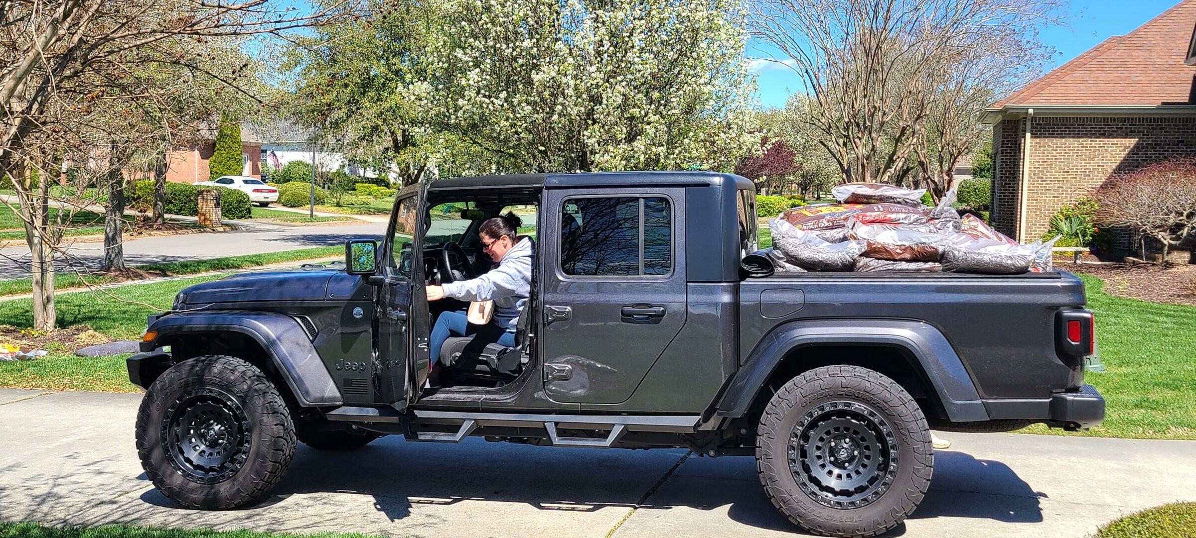 Jeep Gladiator Bags of mulch 20220326_125611