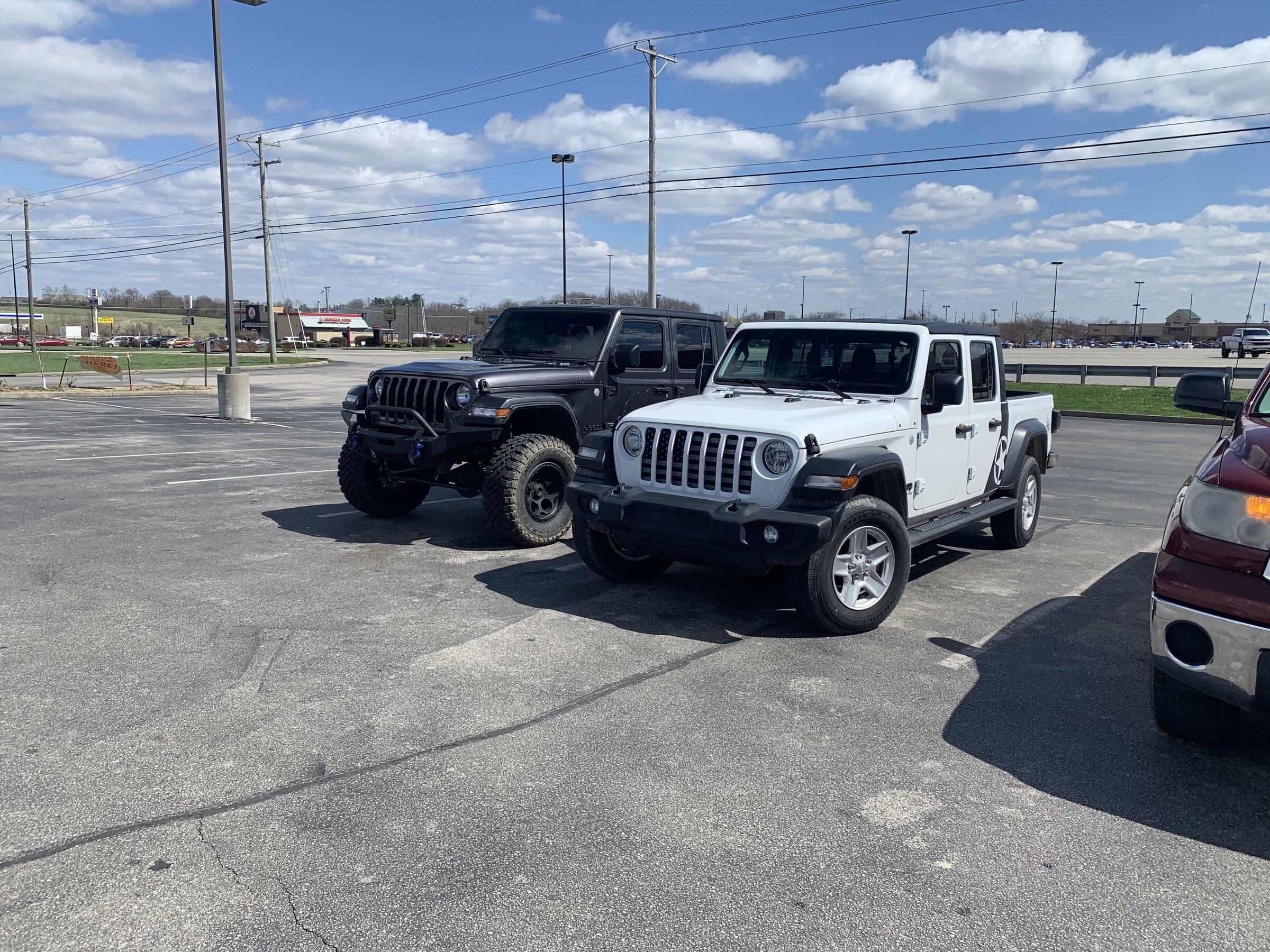 Jeep Gladiator Jeeps Parking Next To Jeeps 6D0CEBB4-9F2E-4029-9C49-0FFB3C1F7C4F