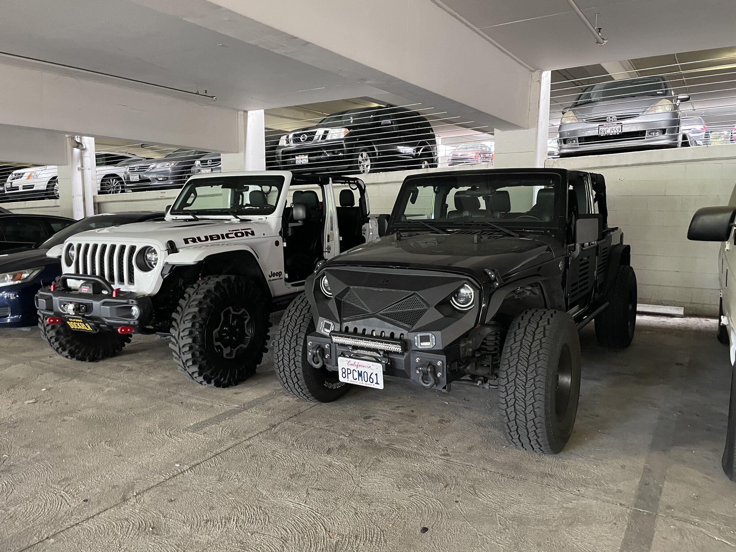 Jeep Gladiator Jeeps Parking Next To Jeeps 10777CCD-40DC-4BC9-9466-D3005D07DAF2