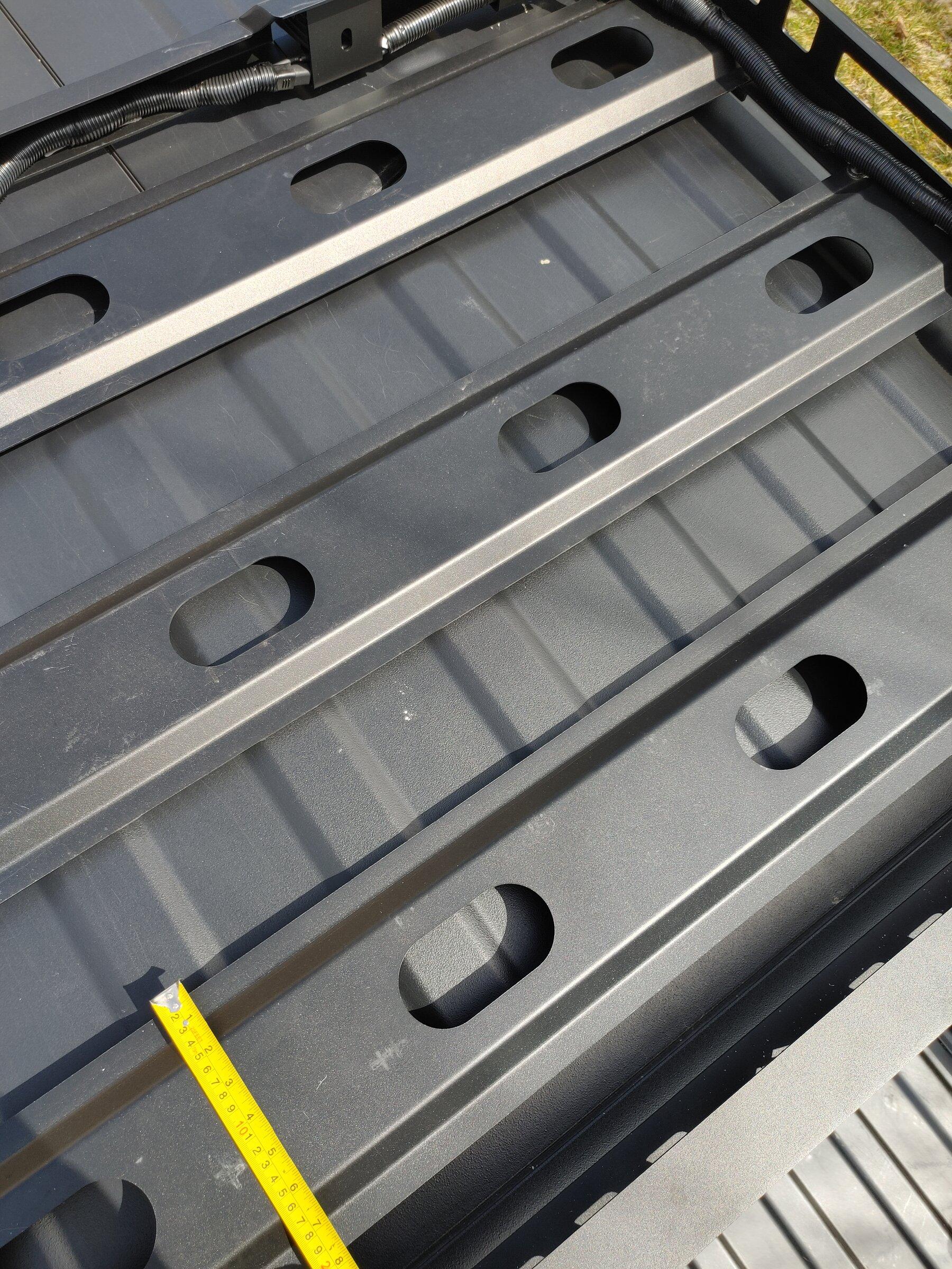 Jeep Gladiator Roof cargo basket on a bed rack 0330221124_HDR